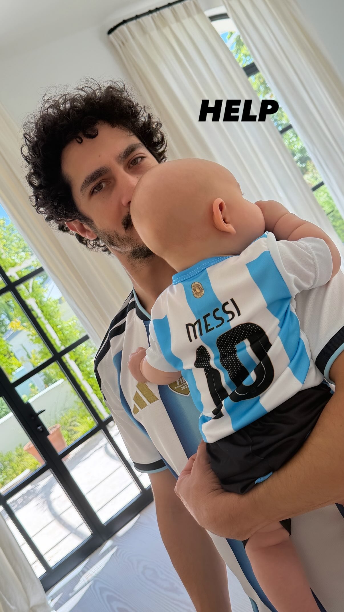 Chino Darín con la camiseta de Argentina al igual que su hijo Dante