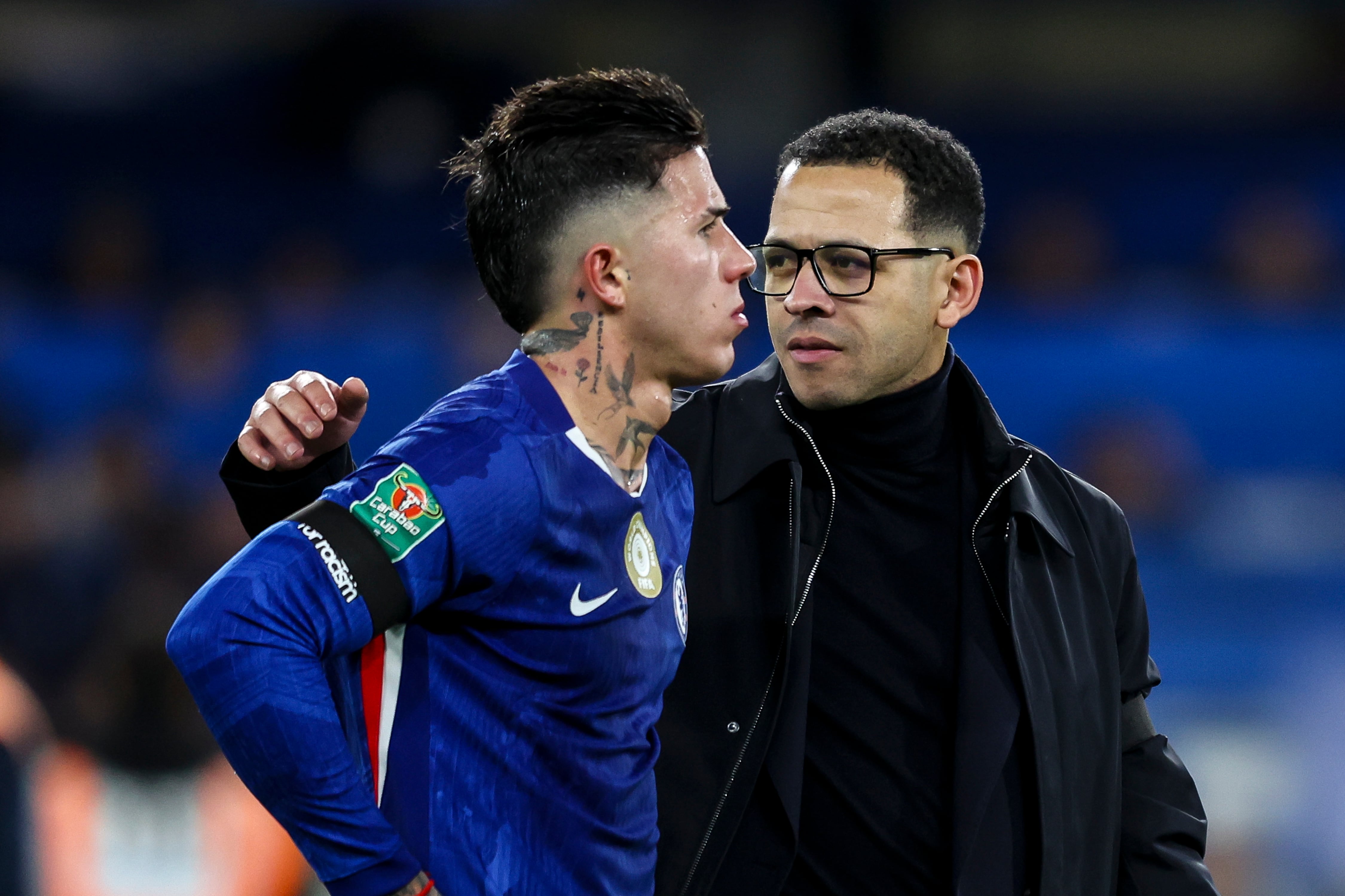 Liam Rosenior junto con Enzo Fernández que, según los medios británicos, está bajo la lupa de sus compañeros. . (Photo by Robin Jones/Getty Images)