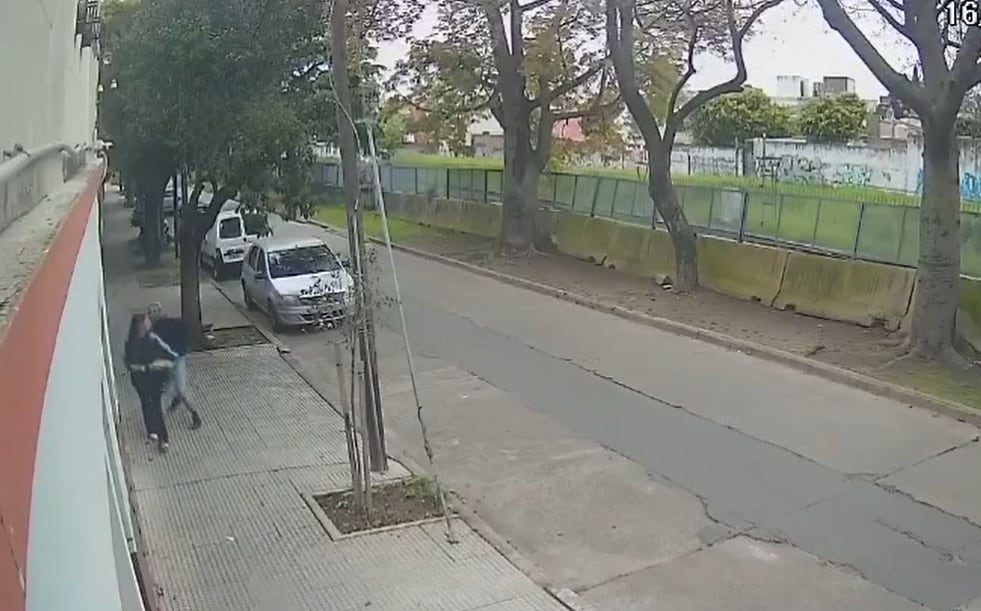 Un joven de 21 años golpeó a una mujer en plena calle en Villa Lugano, huyó y terminó detenido