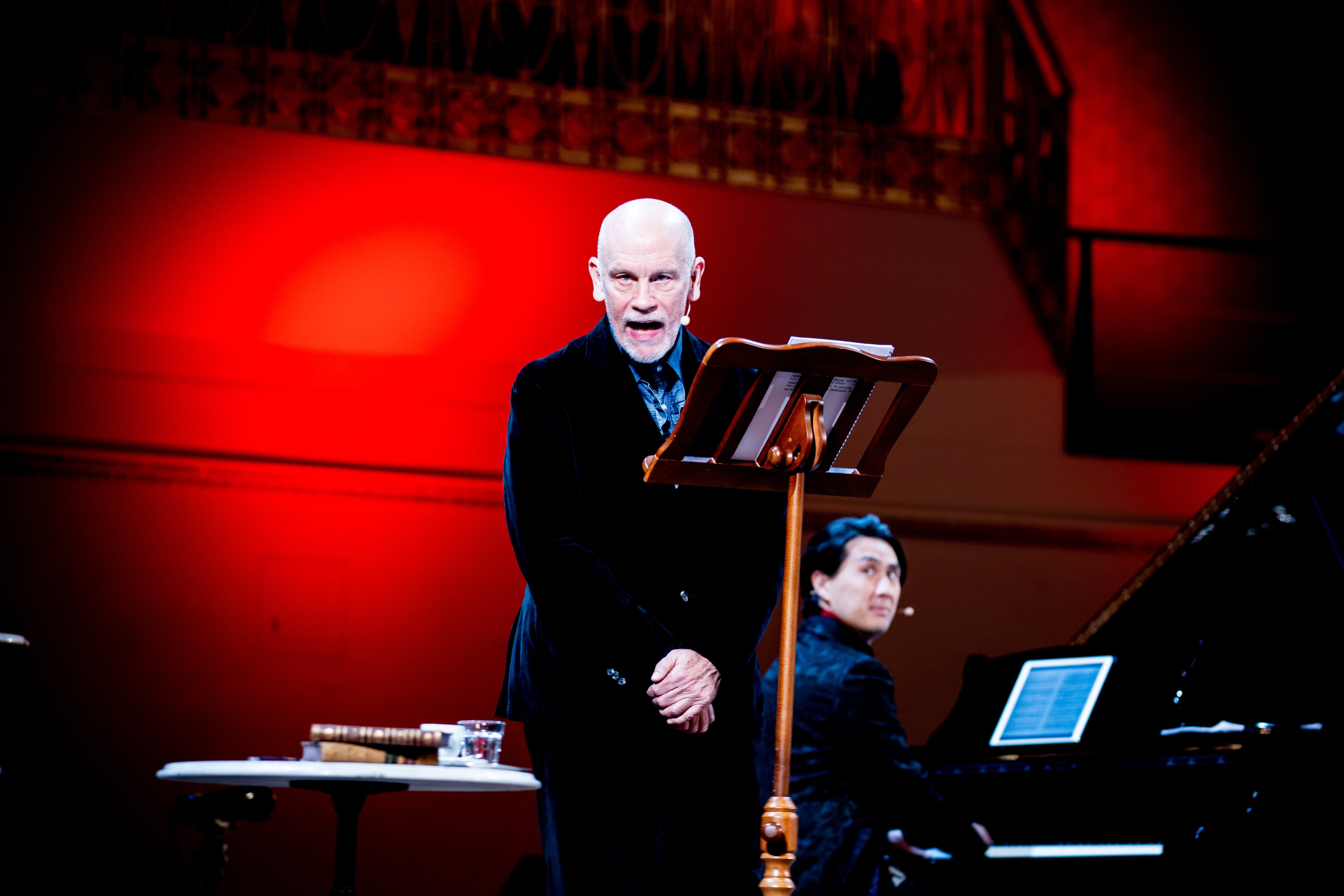 John Malkovich en El crítico musical, un espectáculo humorístico que se emitió en Film&Arts