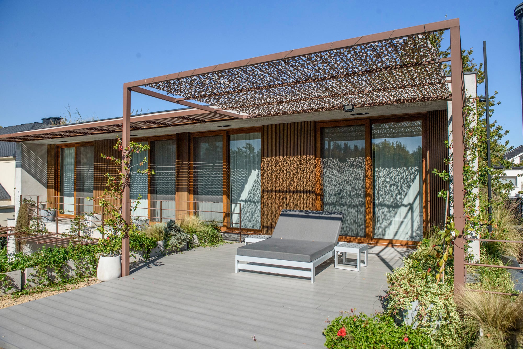 La terraza cuenta con una pérgola, agregando a la casa un lugar más para estar al aire libre
