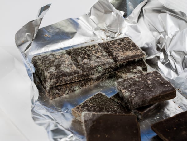 El fat bloom se produce cuando la manteca de cacao migra hacia la superficie del chocolate