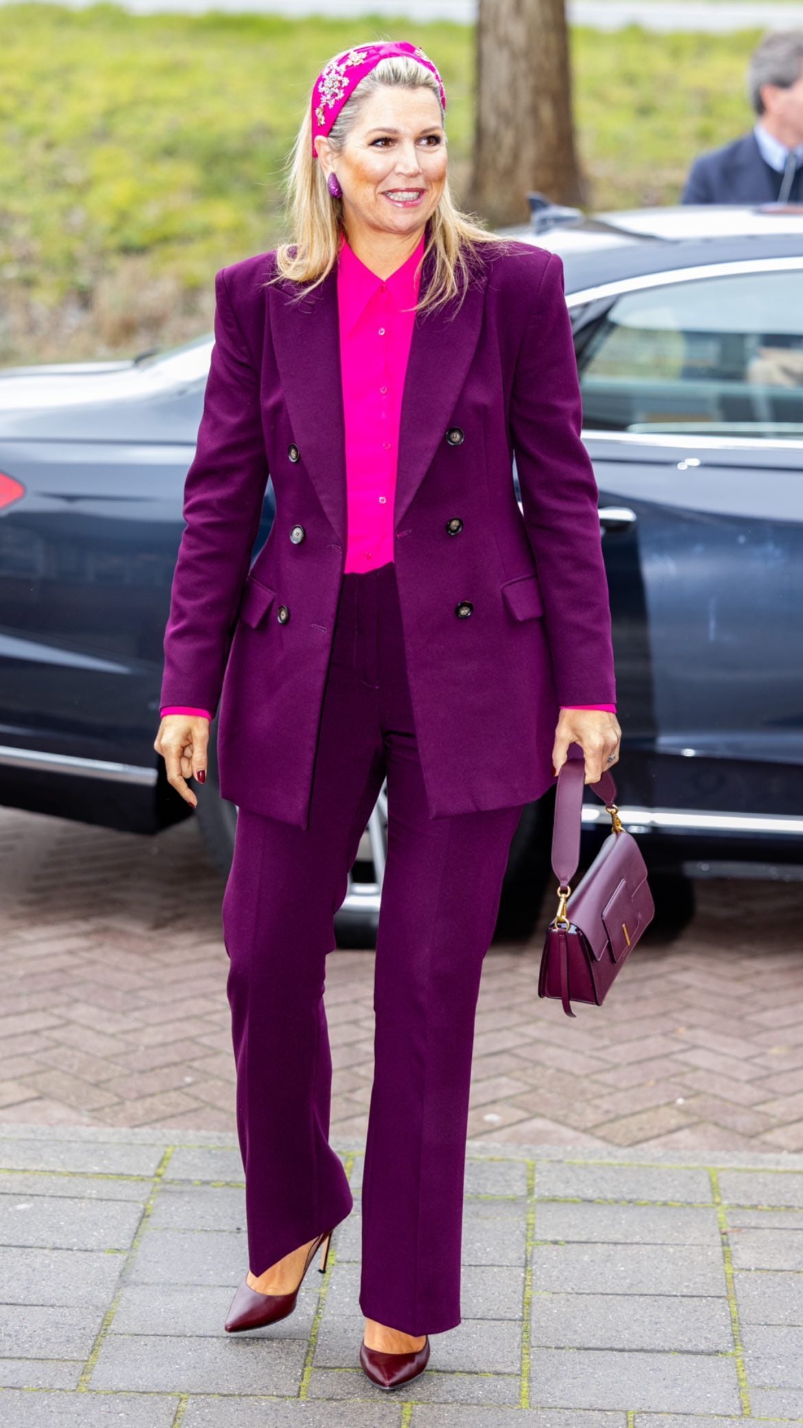 La reina Máxima también lució el set color berenjena en marzo de 2023 (Foto: Instagram @patrickvkatwijk)