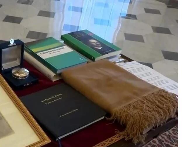 Los regalos de Milei al Papa, entre ellos los libros de Huerta de Soto