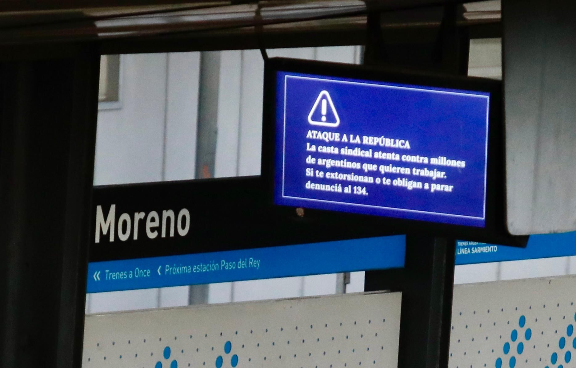 El mensaje del Gobierno nacional en los monitores de la estación de tren de Moreno