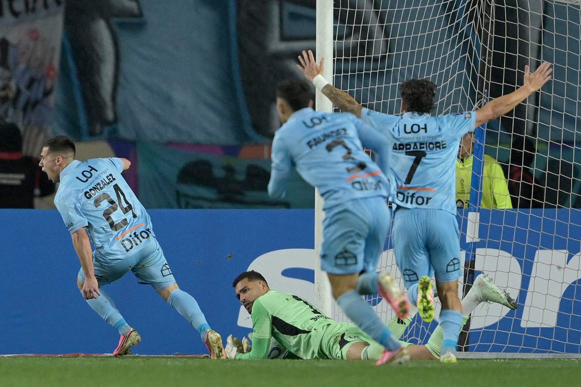 Francisco Gonzalez festeja el gol ante Boca