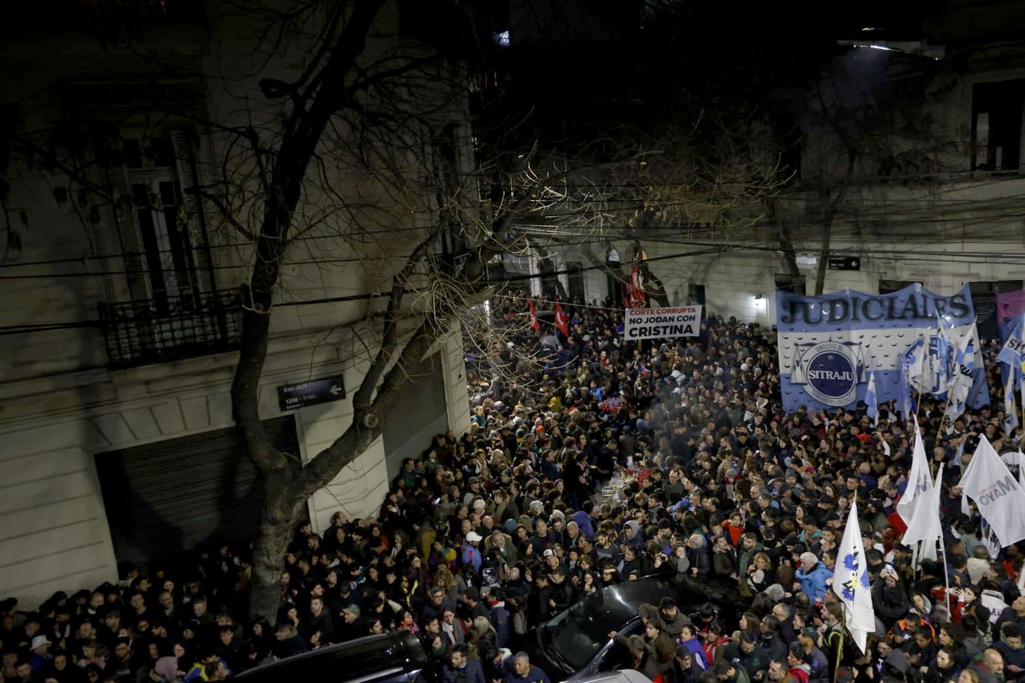 Partidarios de Cristina Kirchner aguardan en la puerta de la casa de la expresidenta