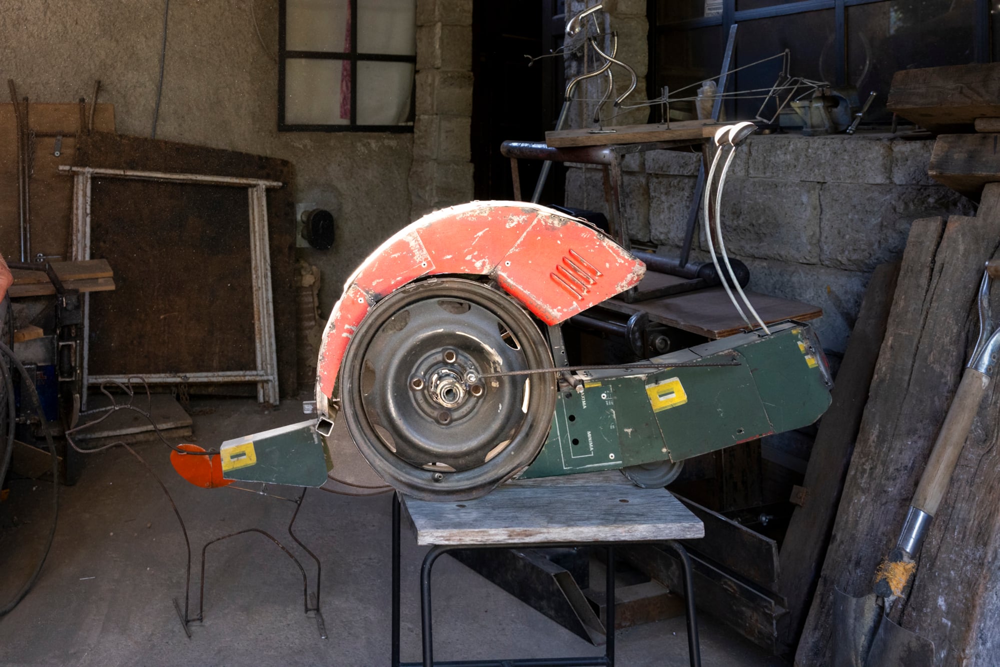 El taller de Guillermo Galetti, artista de chatarra