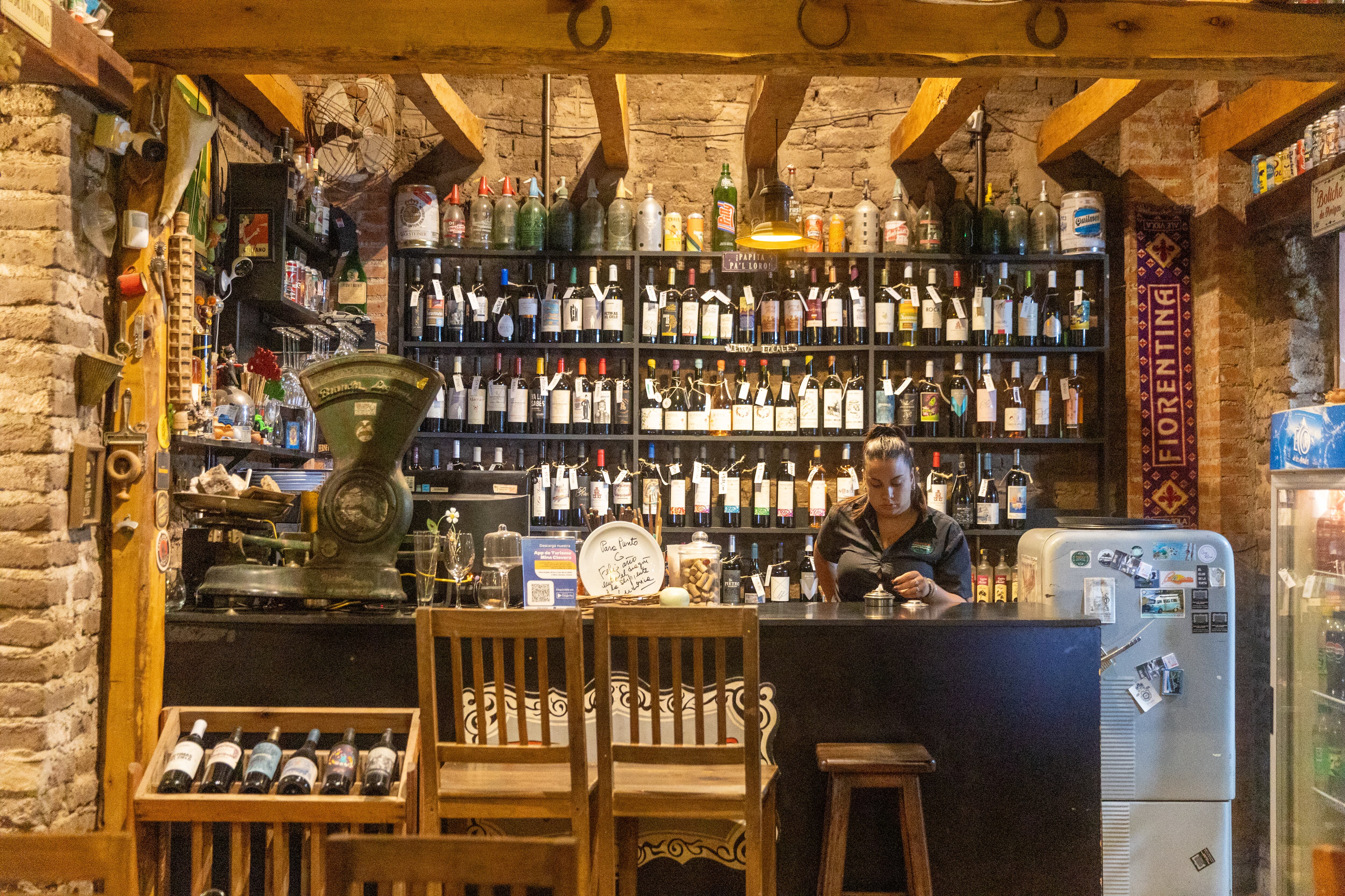 Punto G tiene un sector de venta de vinos y productos de la zona.