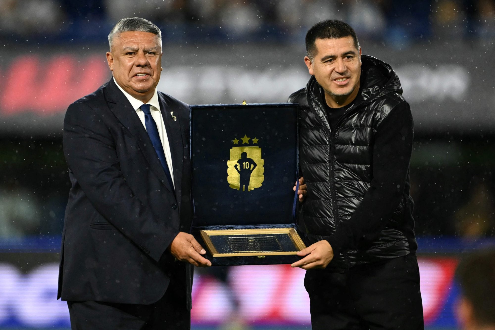 Tapia salió a la cancha junto a Juan Román Riquelme y fue silbado (Foto: Luis ROBAYO / AFP)