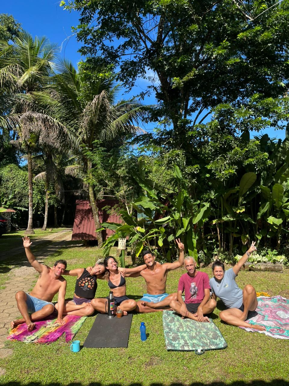 Alejo, el último de la izquierda, durante su estadía en un hostel en Brasil