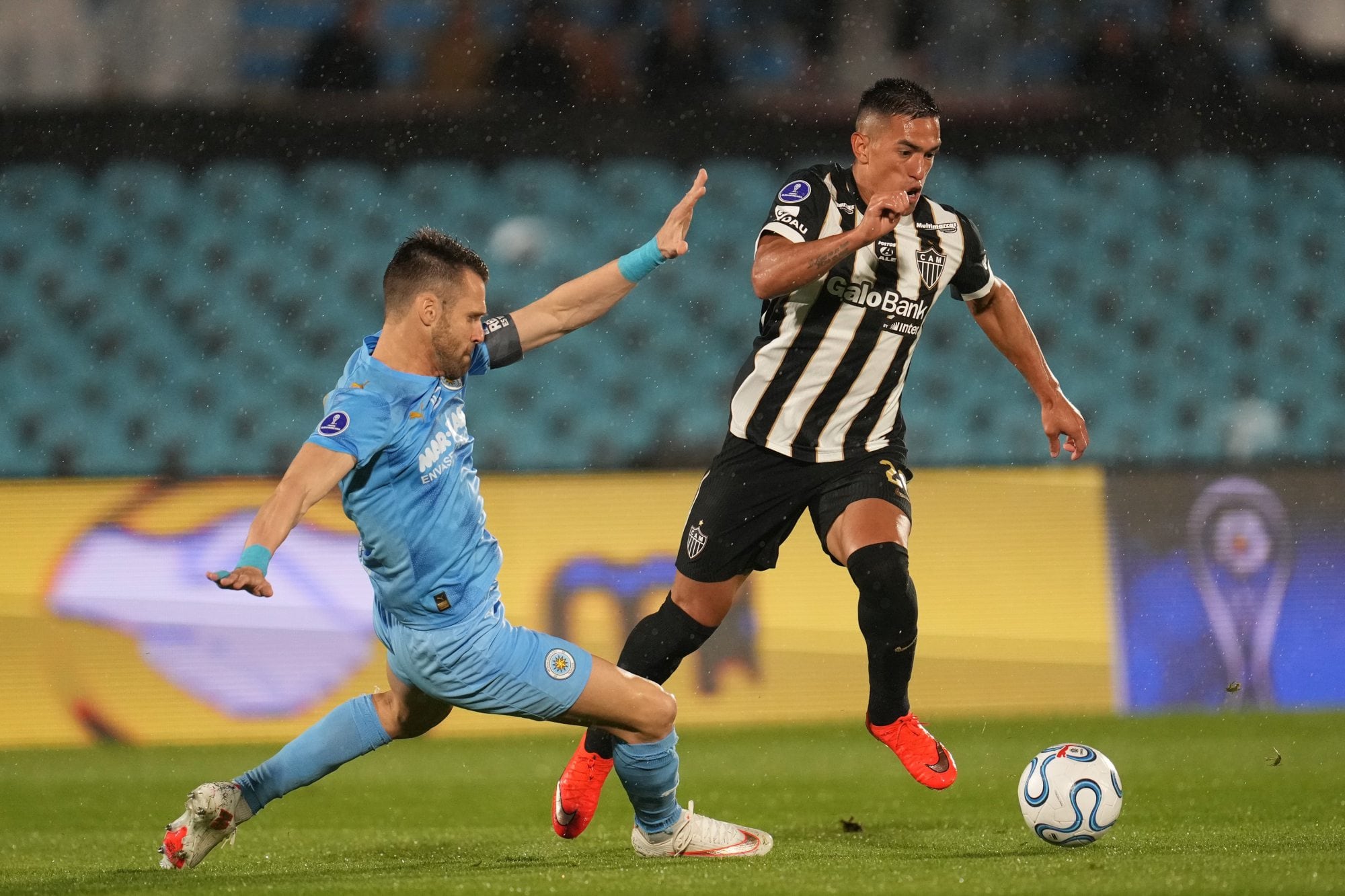 Atlético Mineiro, un conocido de los argentinos que pasó del recelo a la ilusión con el técnico Eduardo Domínguez 6 Gary Kagelmacher intenta detener al argentino Tomás Cuello; Atlético Mineiro jugará la final de la Copa Sudamericana con Boca en Barranquilla