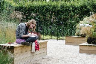 Siete ideas para crear espacios funcionales y de descanso en tu jardín