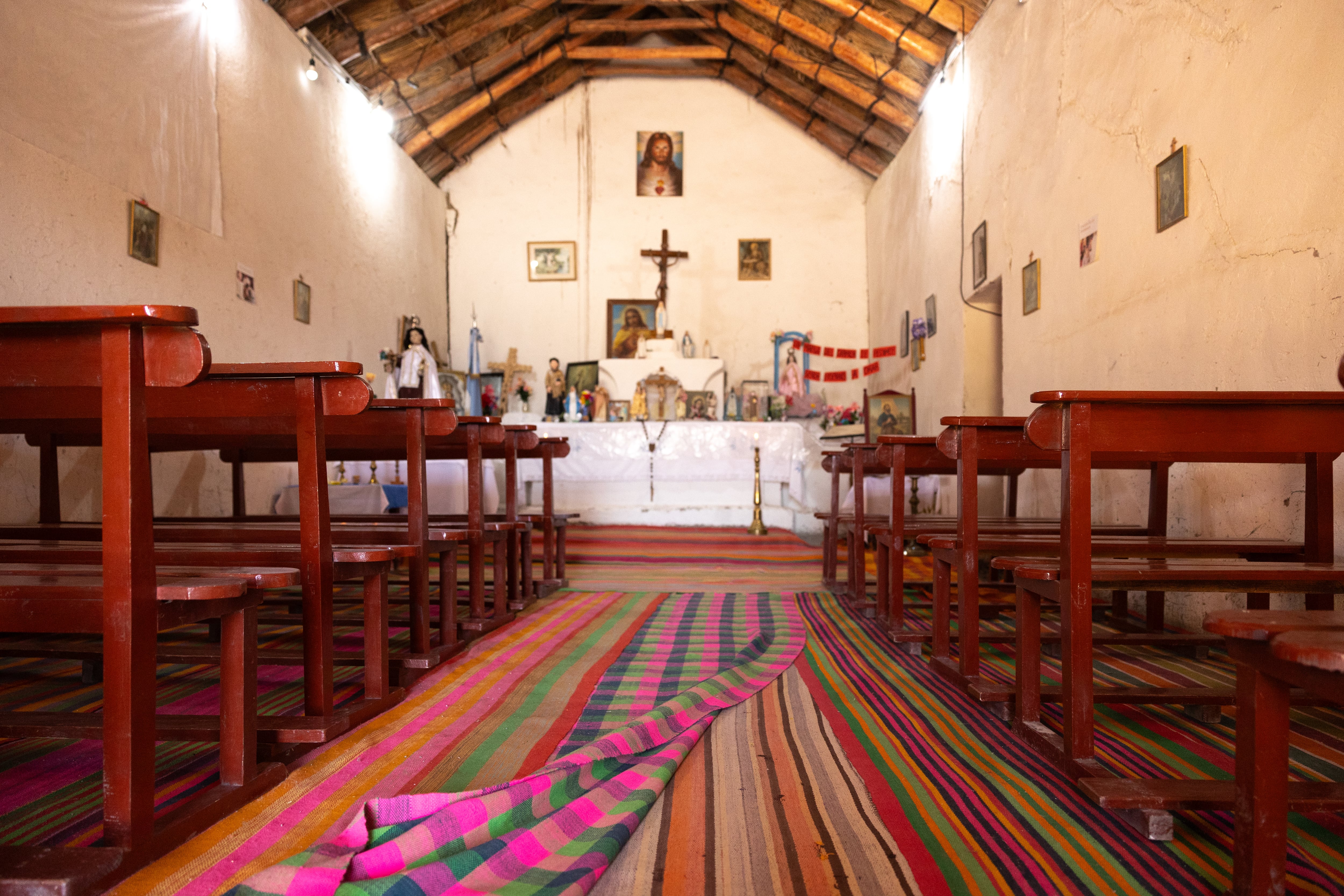 Alfombras tejidas a mano en el piso de la Capilla de Achango.