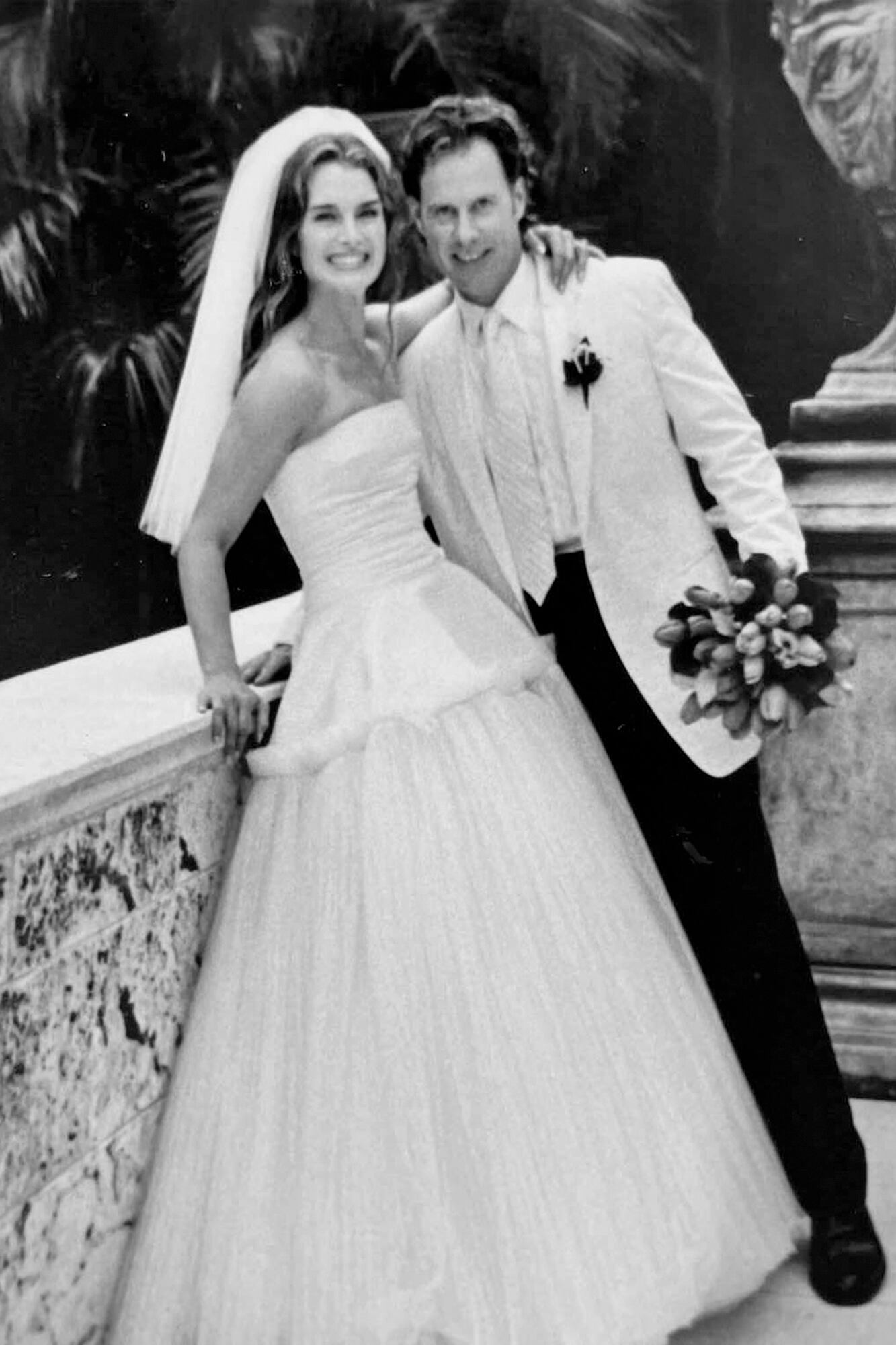 “¡Hoy cumplimos 25 años de casados! Un cuarto de siglo… ¿Eso nos convierte en un matrimonio veterano? Te quiero, Henchy”, escribió la actriz el 27 de mayo pasado junto a varias postales de aquel día inolvidable