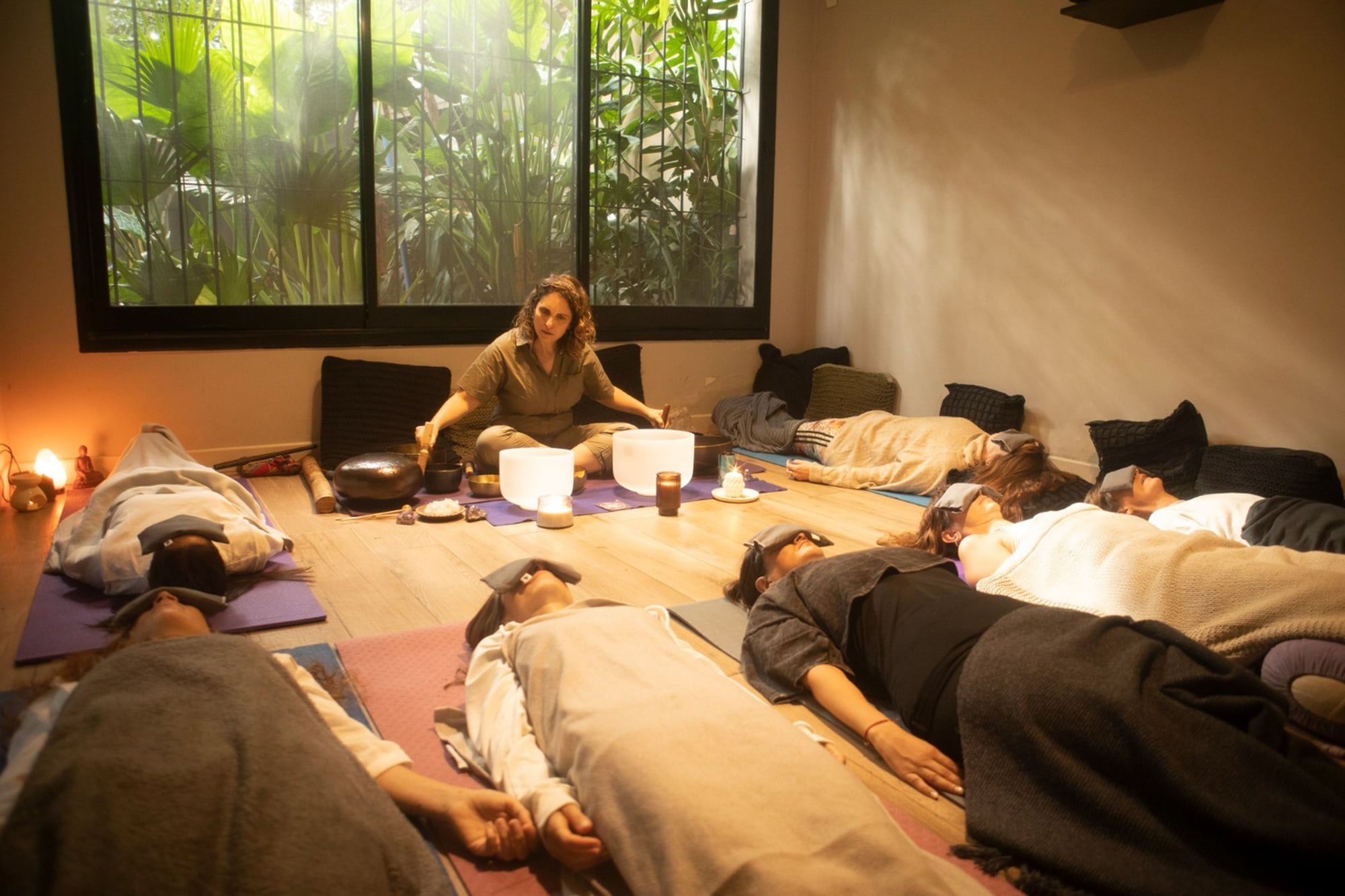 La terapeuta vibracional Anabella Museri propone una experiencia centrada en la escucha, la vibración y la percepción corporal