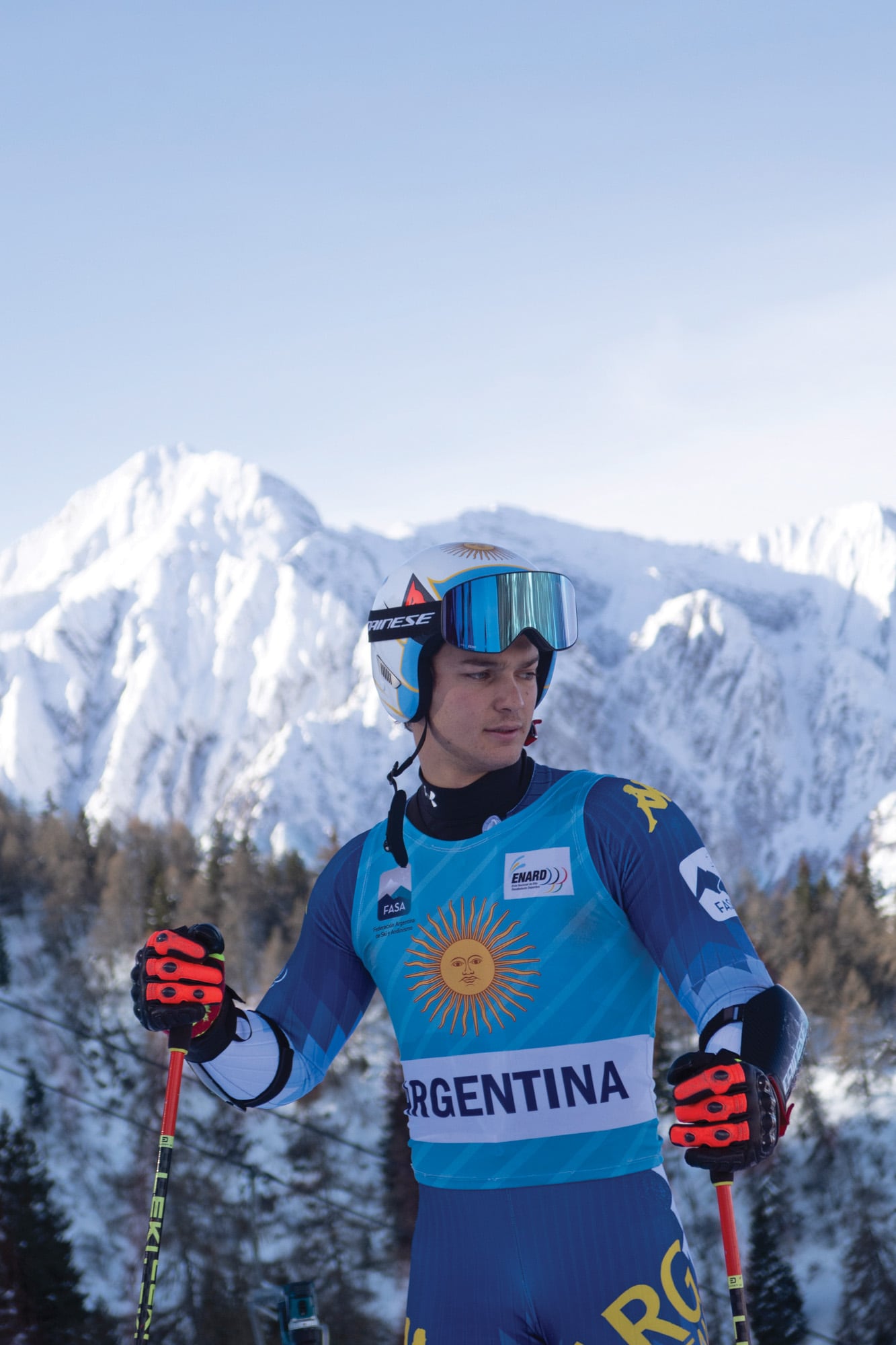 Mientras se prepara para correr el 15 en Courchevel, en el marco de la Copa del Mundo, reconoce que cuando se vio con el traje argentino se emocionó
