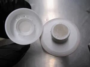 Al abrir los envases de shampoo, los oficiales encontraron metanfetamina líquida