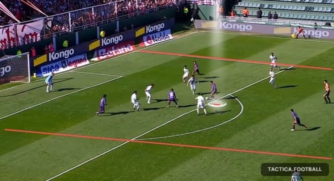 Un primer ataque claro de River ante Banfield por los carriles centrales, tratando de tirar paredes en corto: iban dos minutos
