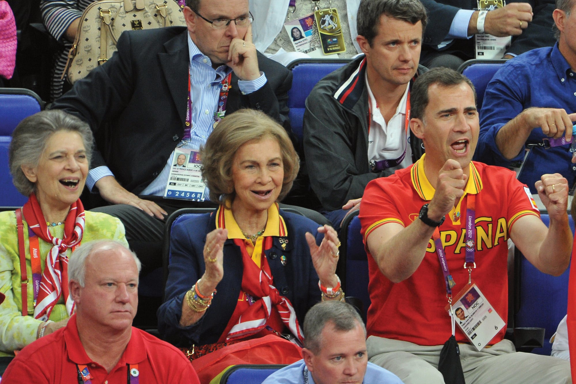 Las hermanas en 2012 junto al entonces príncipe Felipe, alentando al equipo de básquet español en los Juegos Olímpicos de Londres. Detrás de ellos, los príncipes Alberto de Mónaco y Federico de Dinamarca (hoy, monarca de ese país)
