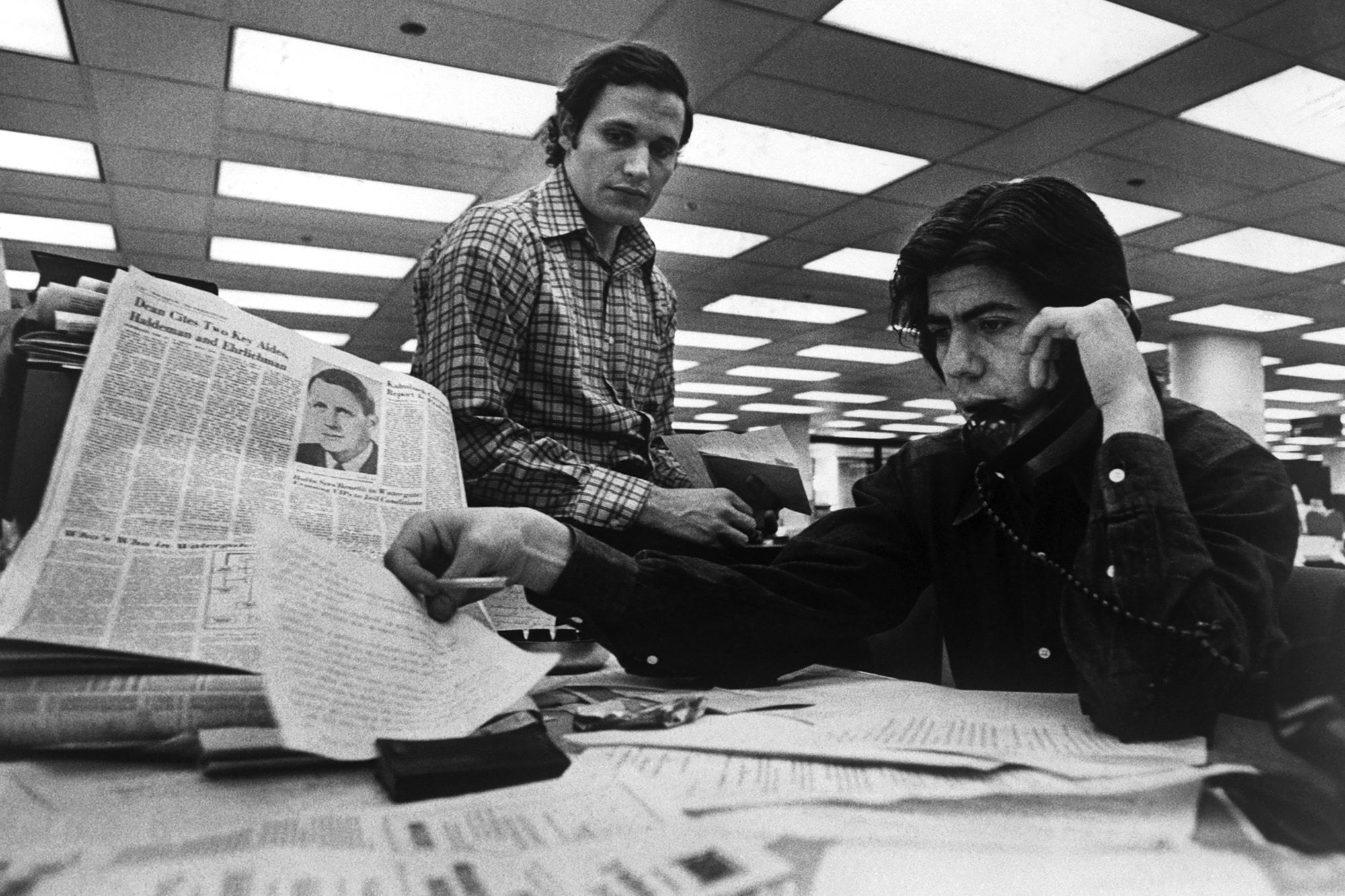Bob Woodward y Carl Bernstein en su mesa de trabajo en The Washington Post, en los tiempos de la investigación