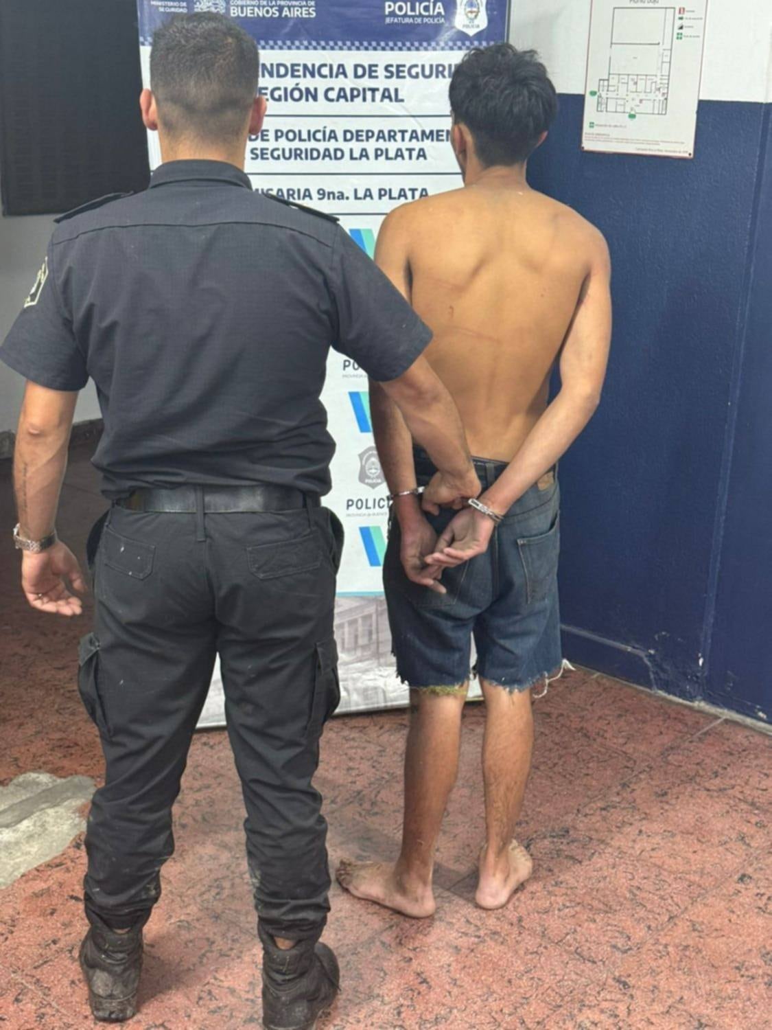 Efectivos del Gabinete Técnico Operativo de la Comisaría 9ª detuvieron a Eduardo Oscar Alcaraz, de 24 años, acusado de un robo armado en un kiosco de La Plata, tras una persecución en la que el sospechoso intentó escapar por el arroyo