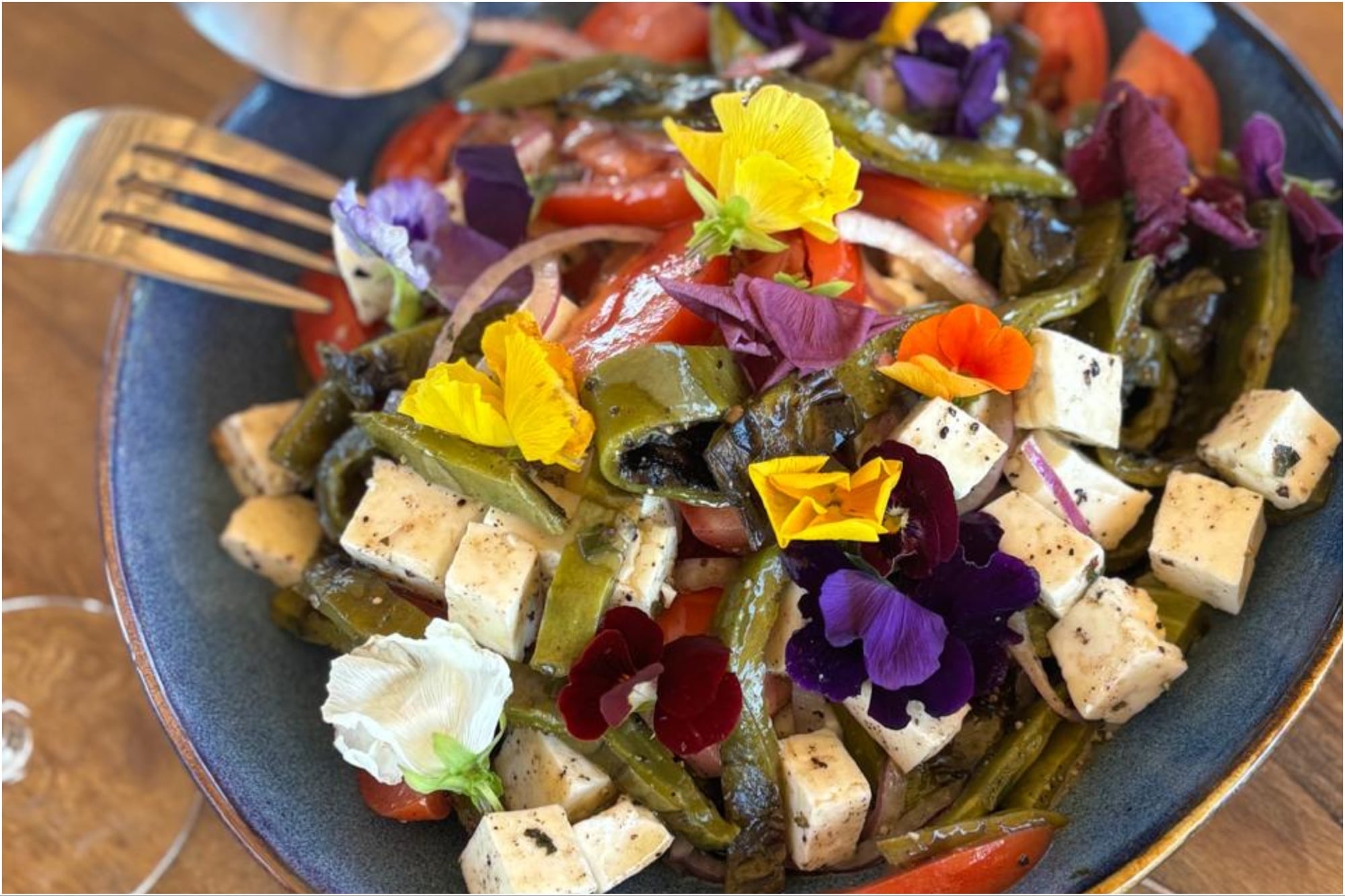 Solo uno de los tantos platos increíbles que se puede disfrutar en Los Cabos; una ensalada con hojas de Nopal preparada en Monte Cardón