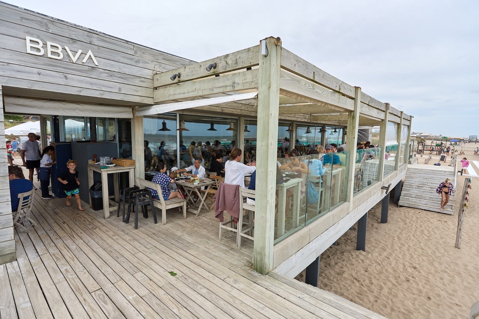 Rada Beach, una de las de cinco propuestas gastronómicas exclusivas para disfrutar la noche de Año Nuevo en Pinamar, con opciones que destacan por su ambiente sofisticado, menús gourmet y vistas únicas en la costa argentina
