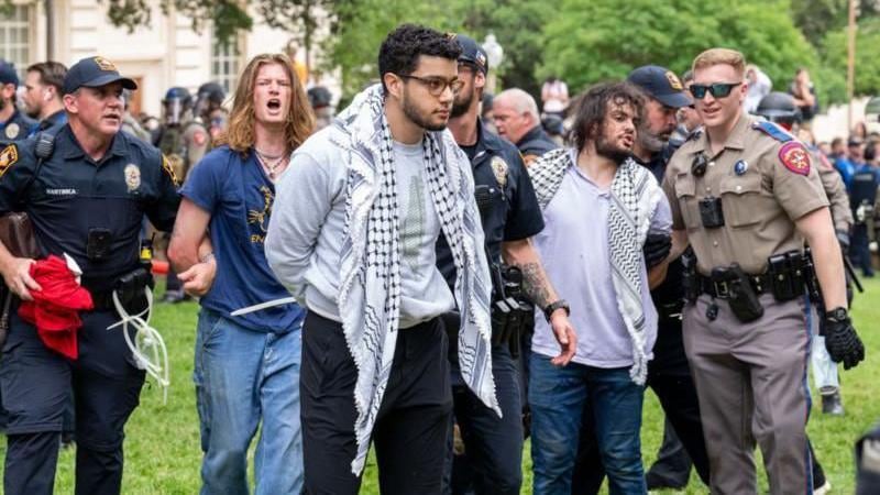 La policía de Nueva York detuvo a varios estudiantes por su participación en las protestas a favor de la causa palestina