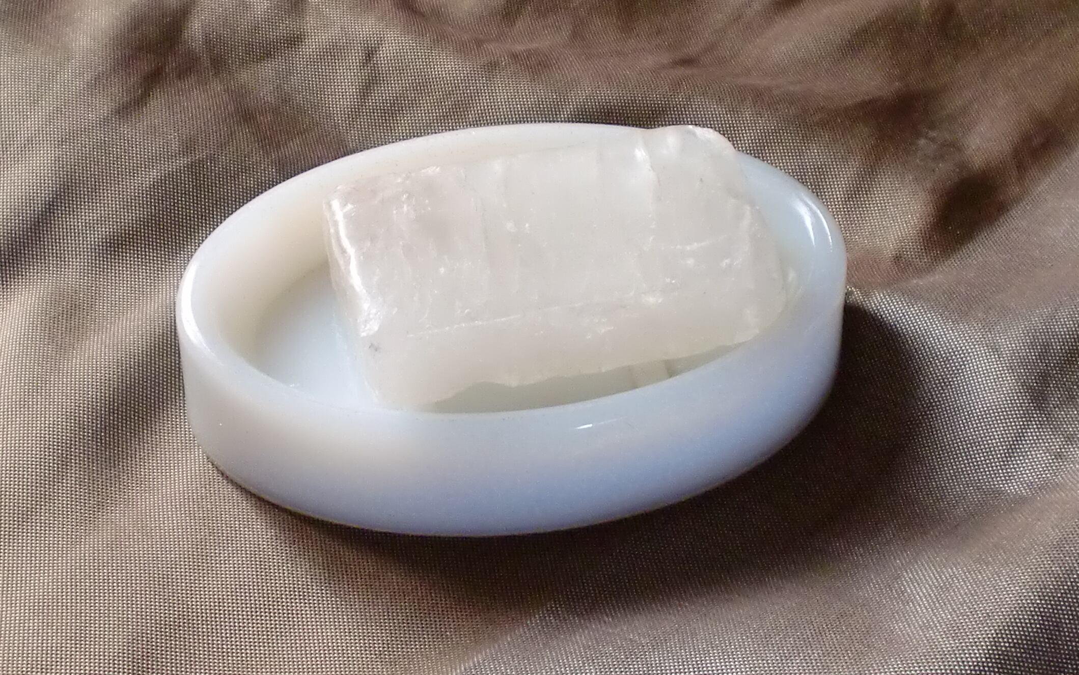 El alumbre de potasio tiene un efecto antiséptico, lo que lo hace ideal para combatir o eliminar microorganismos que puedan causar infecciones cutáneas