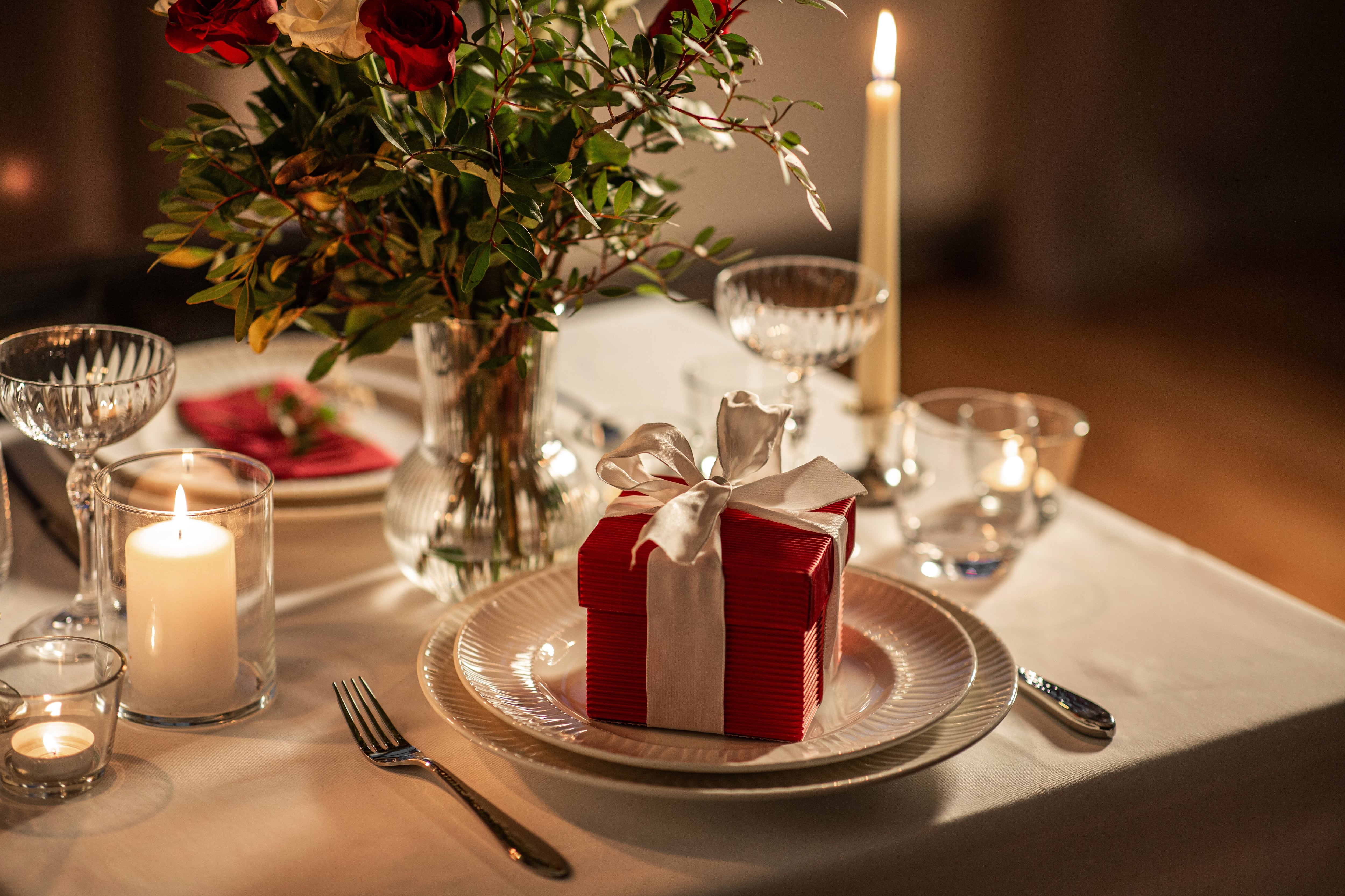 Armar un cena romántica en la casa puede generar un momento íntimo y cálido