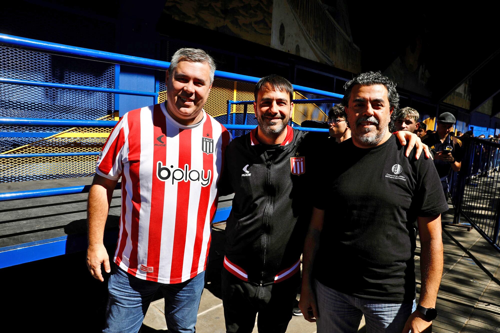 Y por una vez, hinchas con camisetas de otros clubes pueden transitar sin problemas por un estadio ajeno fuera de partido, como éstos de Estudiantes de La Plata.
