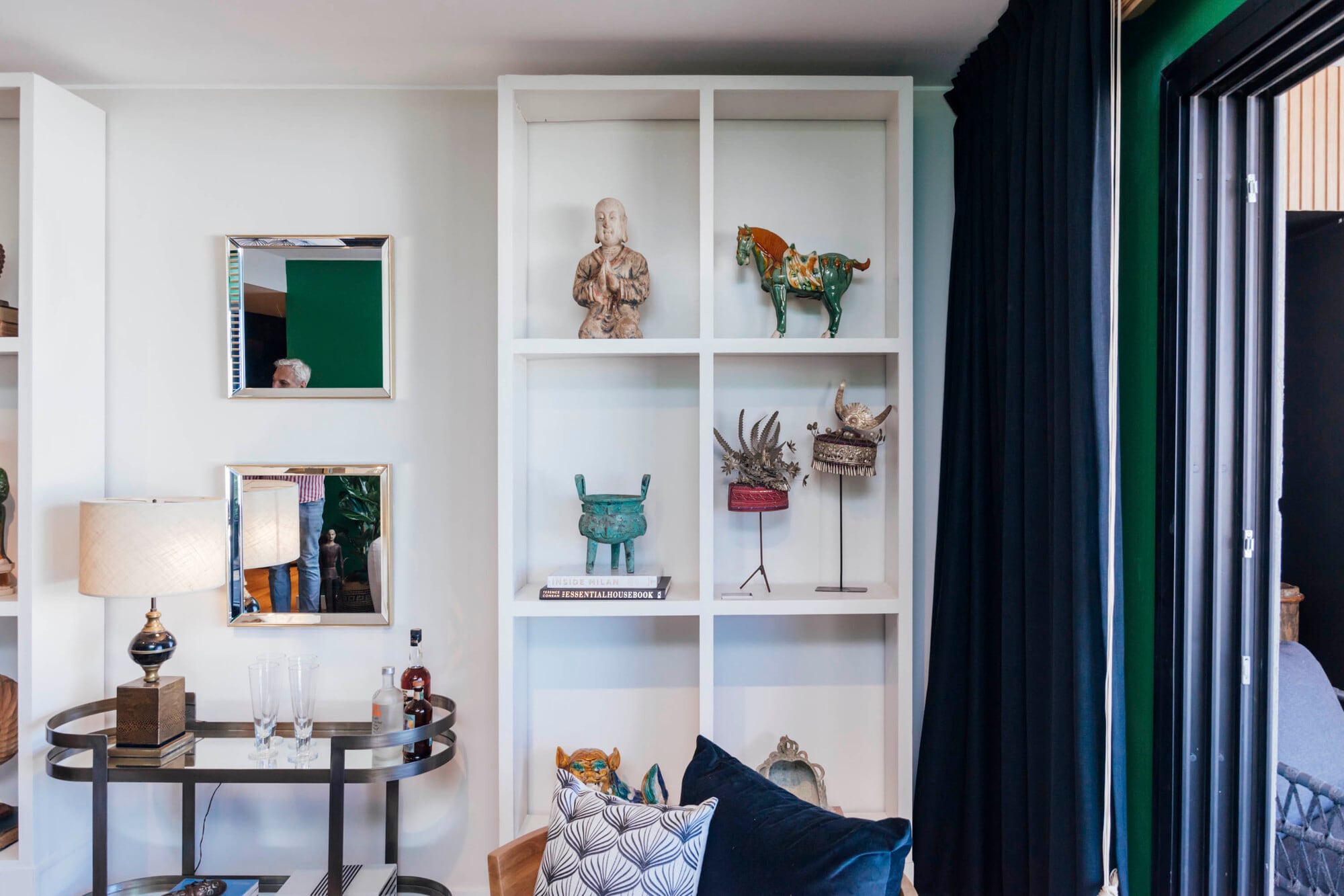 Livianas a pesar de su color negro, las cortinas de lino traslúcido (Hunter Douglas) funcionan muy bien con el verde protagónico. Antigüedades de La Contenta