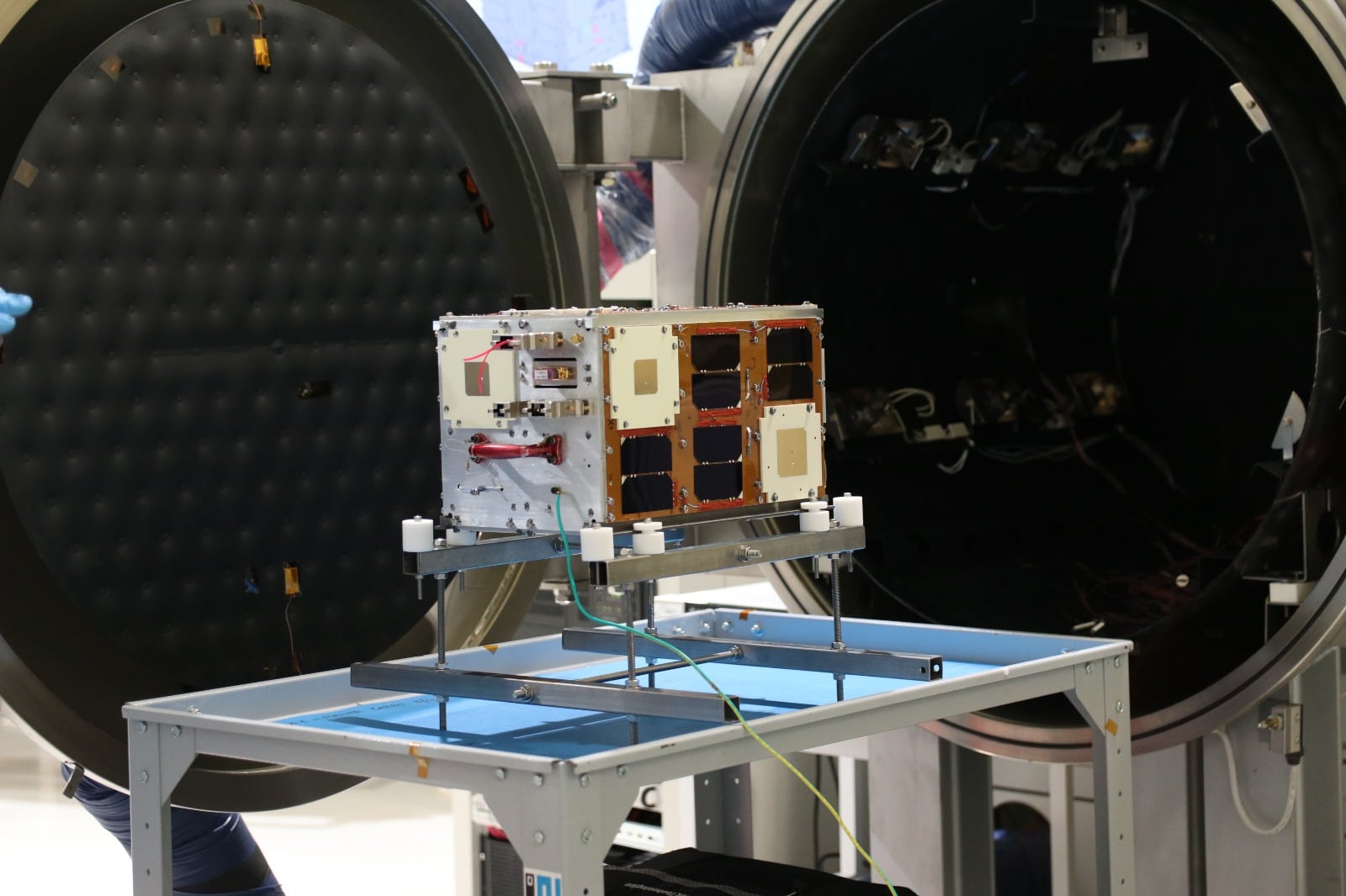 Un equipo integrado por técnicos de CONAE, UNLP, UNSAM y UBA construyó a Atenea, el microsatélite que será parte de la misión Artemis II, con la que la NASA volverá a la Luna