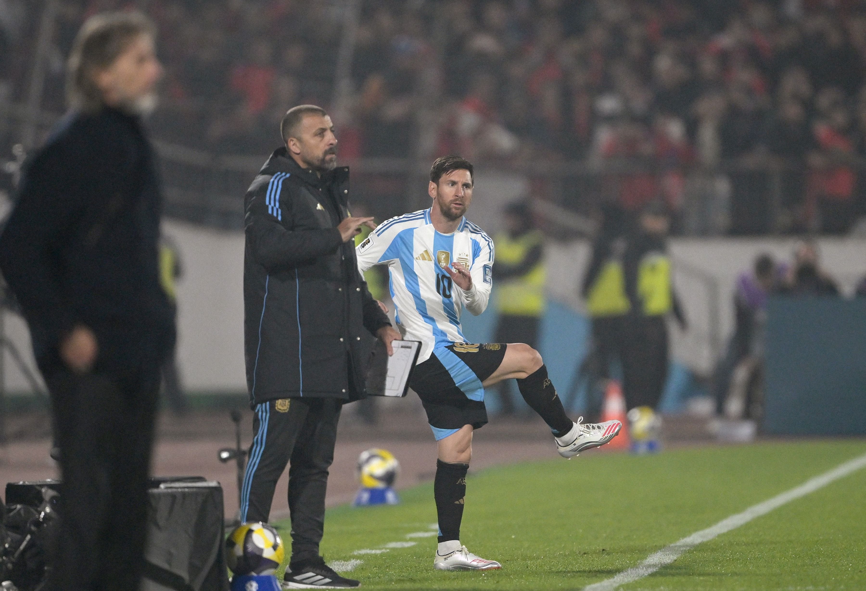 Messi, a punto de entrar ante Chile, anoche