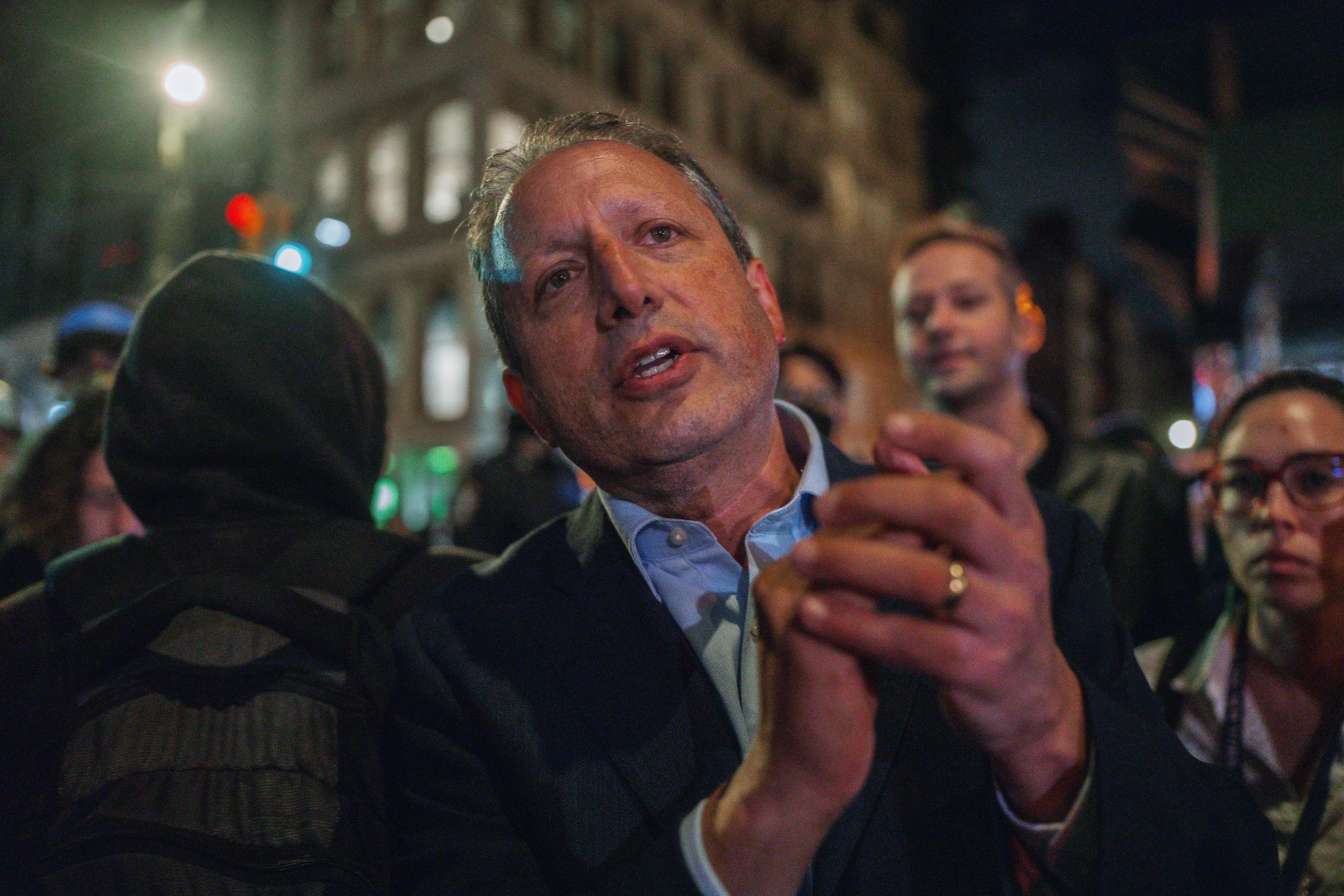 El contralor de la Ciudad de Nueva York, Brad Lander, en una protesta contra las medidas de inmigración tras una redada, el martes 21 de octubre de 2025 en Nueva York. (AP Foto/Olga Fedorova)