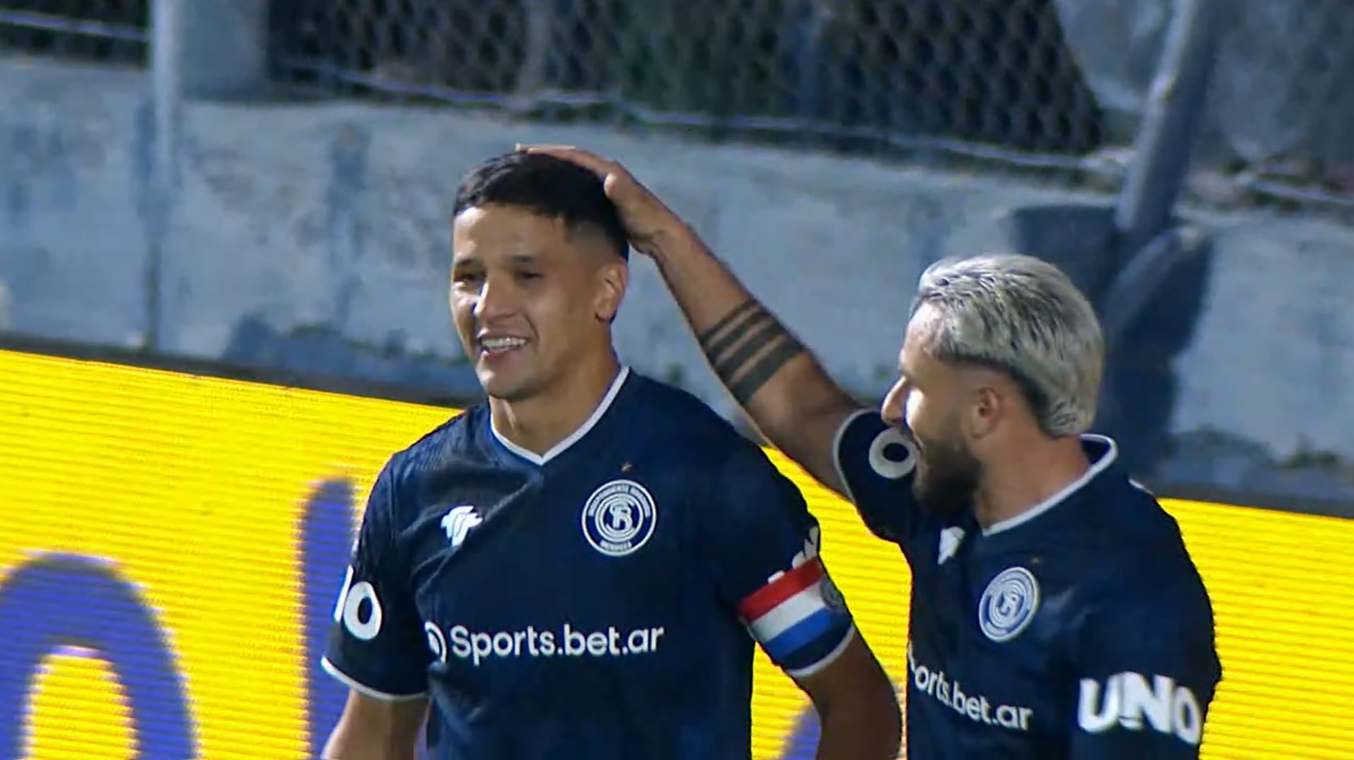 Alex Arce convirtió un golazo de tijera y terminó llorando en el triunfo de Independiente Rivadavia ante Huracán