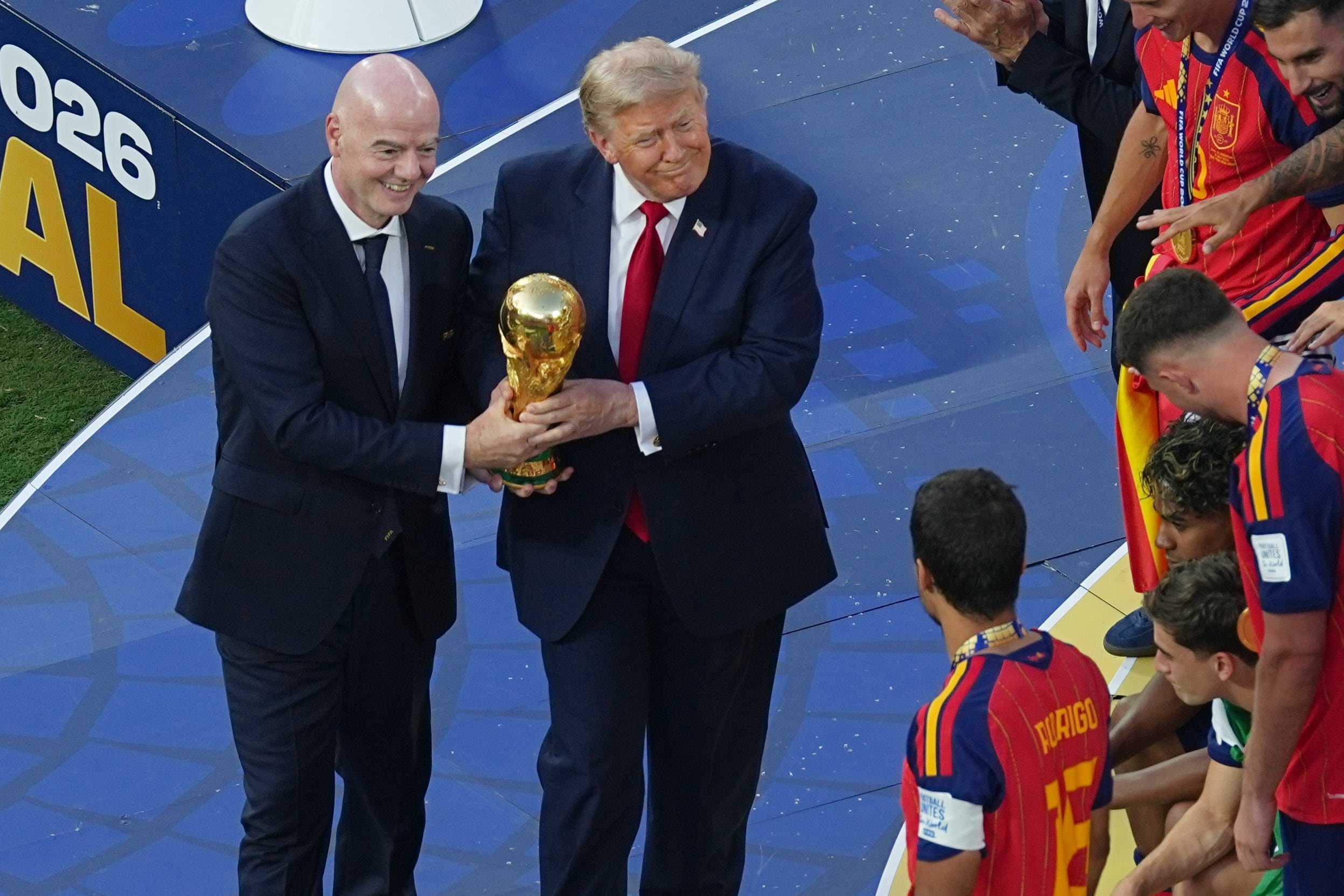 Gianni Infantino y Donald Trump le dan la Copa del Mundo a Rodri