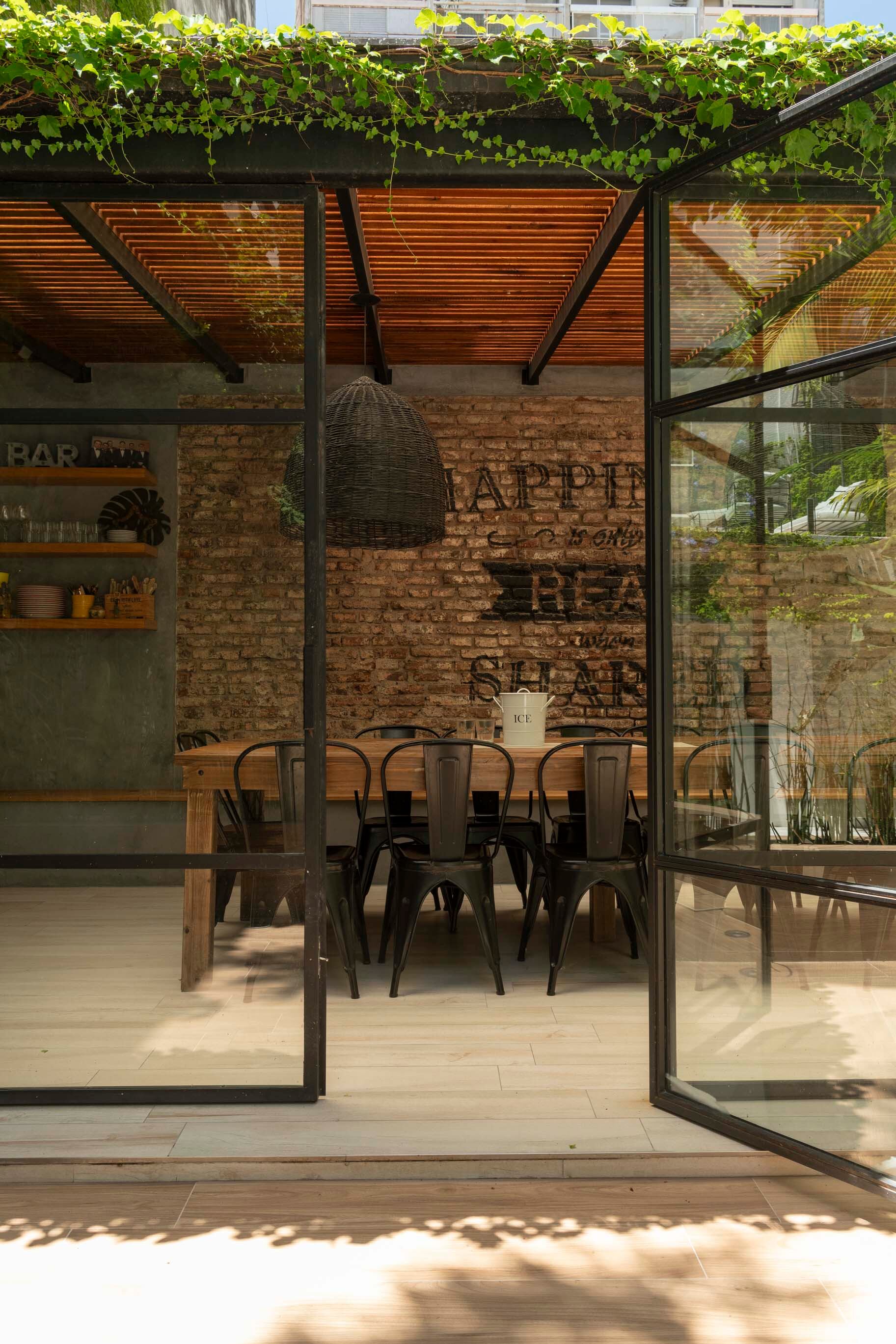 En el quincho, pared con ladrillo a la vista, lettering y onda de bar.