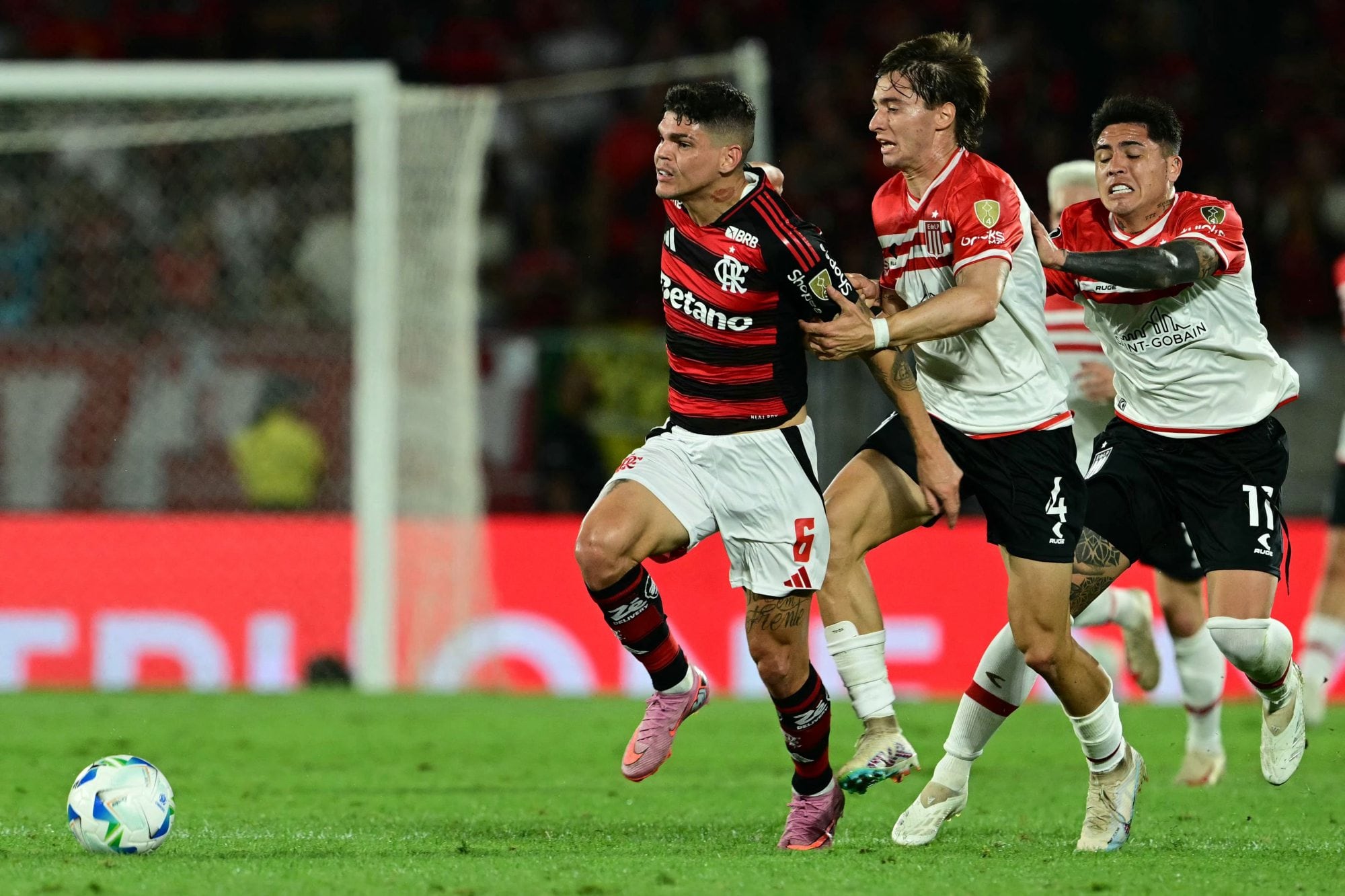 El lateral izquierdo Ayrton Lucas arrastra la marca de Román Gómez; el brasilero asistió al uruguayo Guillermo Varela en el segundo gol de Flamengo