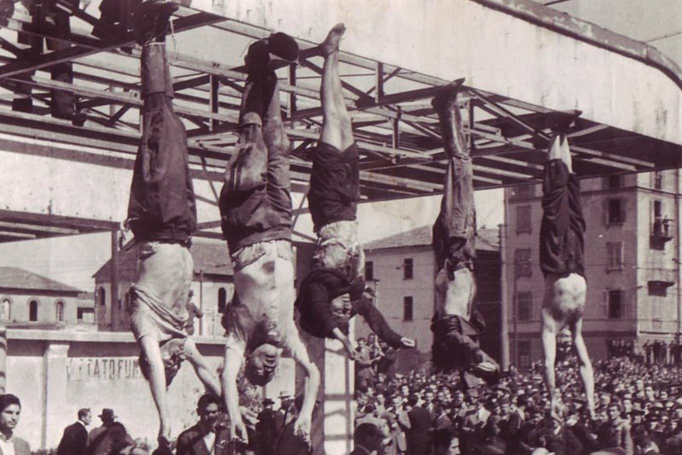 Benito Mussolini (segundo desde la izquierda), fue colgado junto a su amante Claretta Petacci (tercera desde la izquierda) y junto a otros jerarcas del fascismo italiano en la Plaza Loreto de Milan, el 29 de abril de 1945