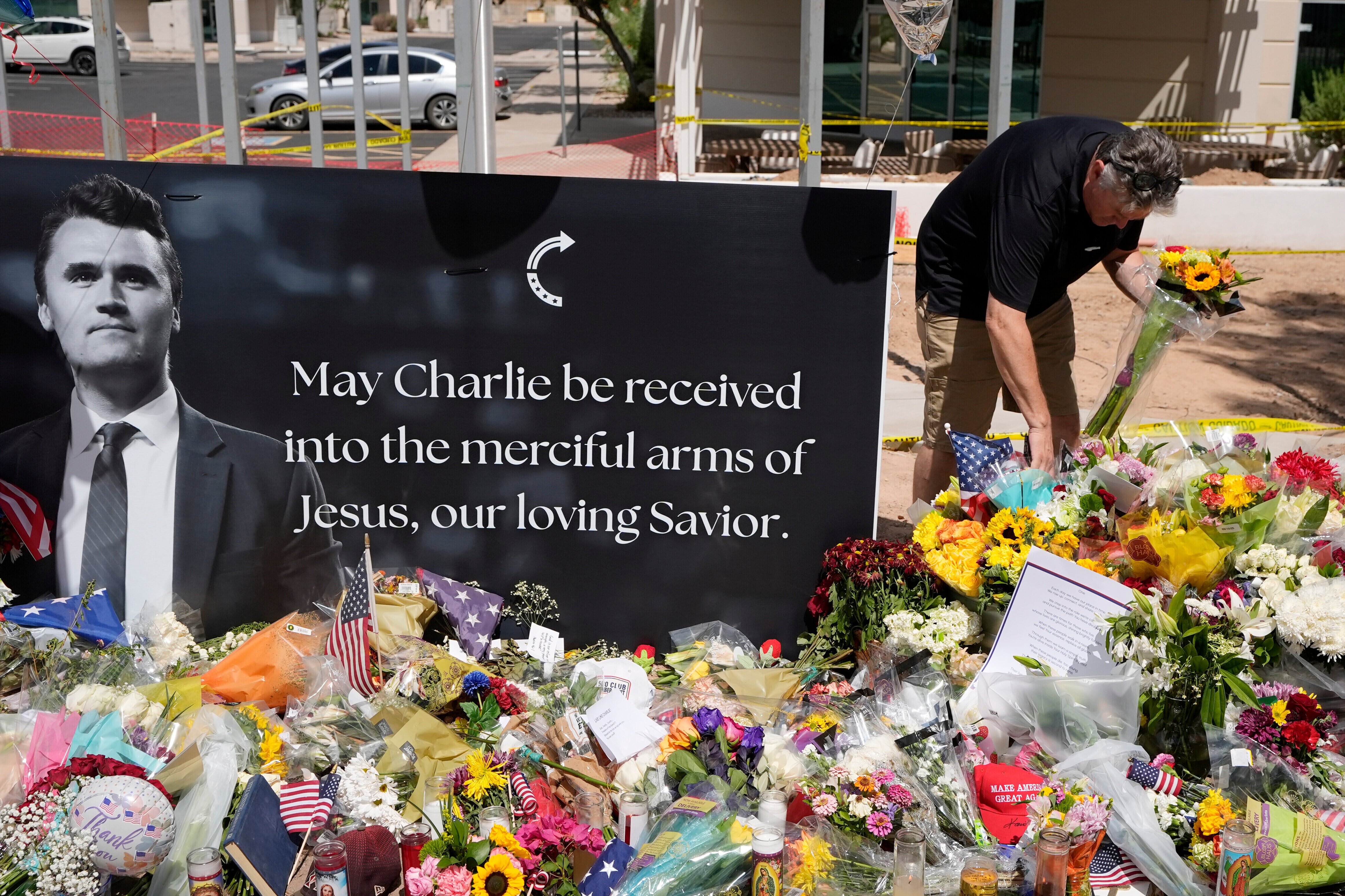 Un memorial en honor al activista ultraderechista Charlie Kirk en Phoenix, Arizona, el 11 de septiembre del 2025. (AP foto/Ross D. Franklin)