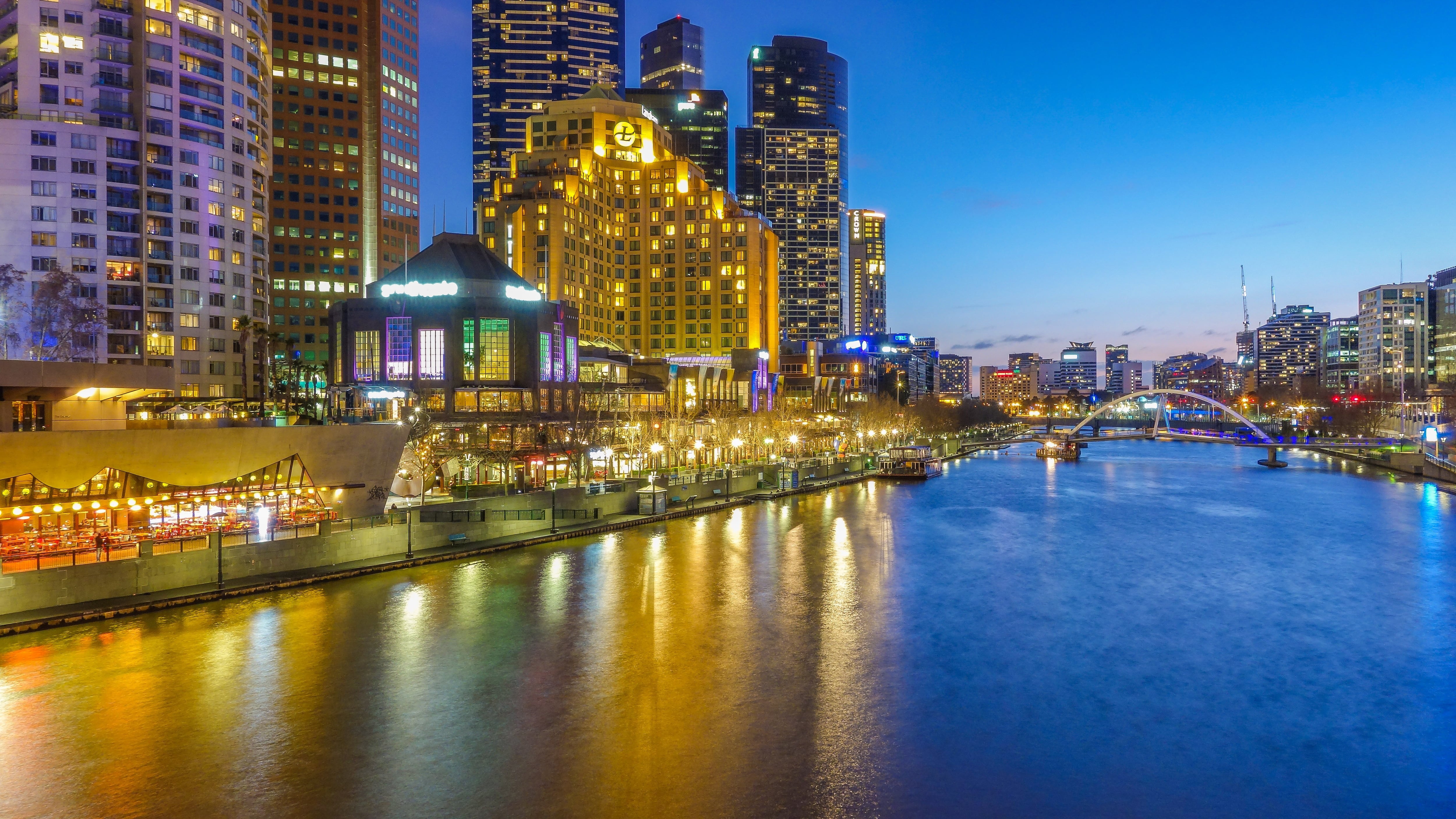 Lee es oriundo de Melbourne, Australia.