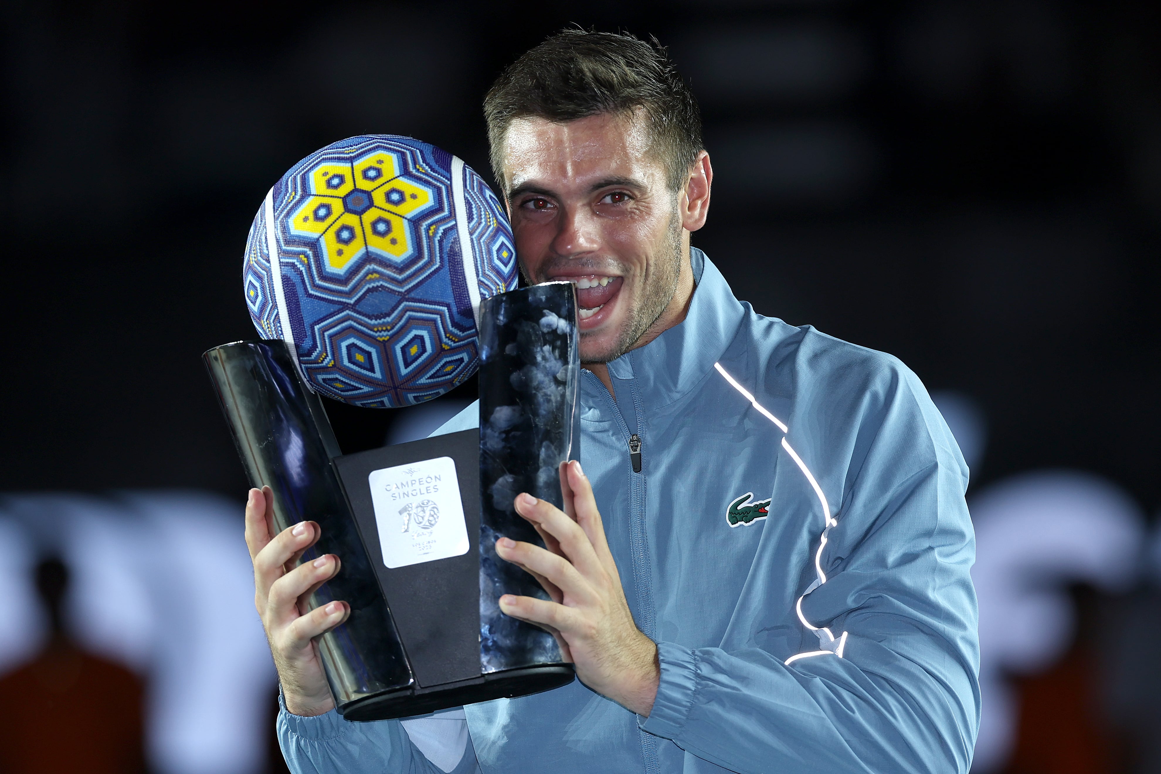 Arthur Gea celebrando con el trofeo de campeón del ATP mexicano de Los Cabos