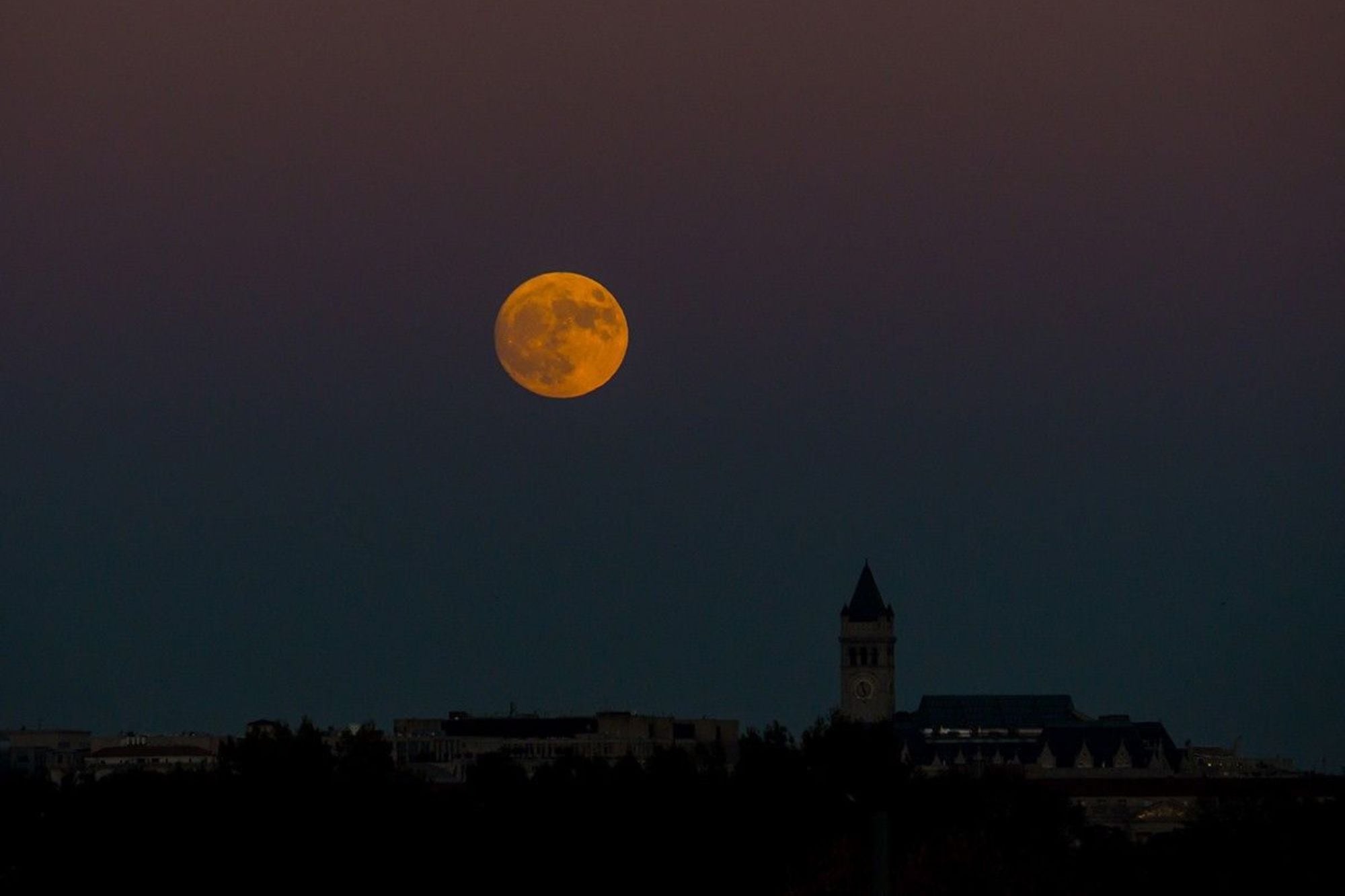 Superluna de este 6 de octubre: cómo verla desde EE.UU. y a qué hora alcanzará su punto de máximo esplendor