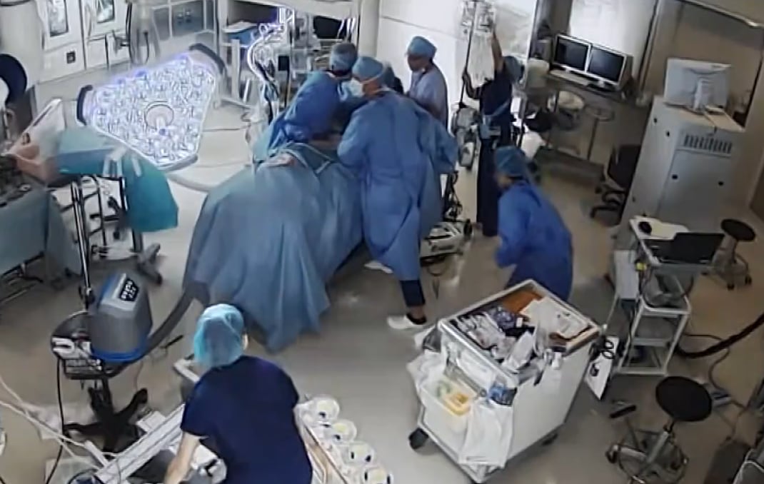 Los médicos continuaron la operación luego del terremoto