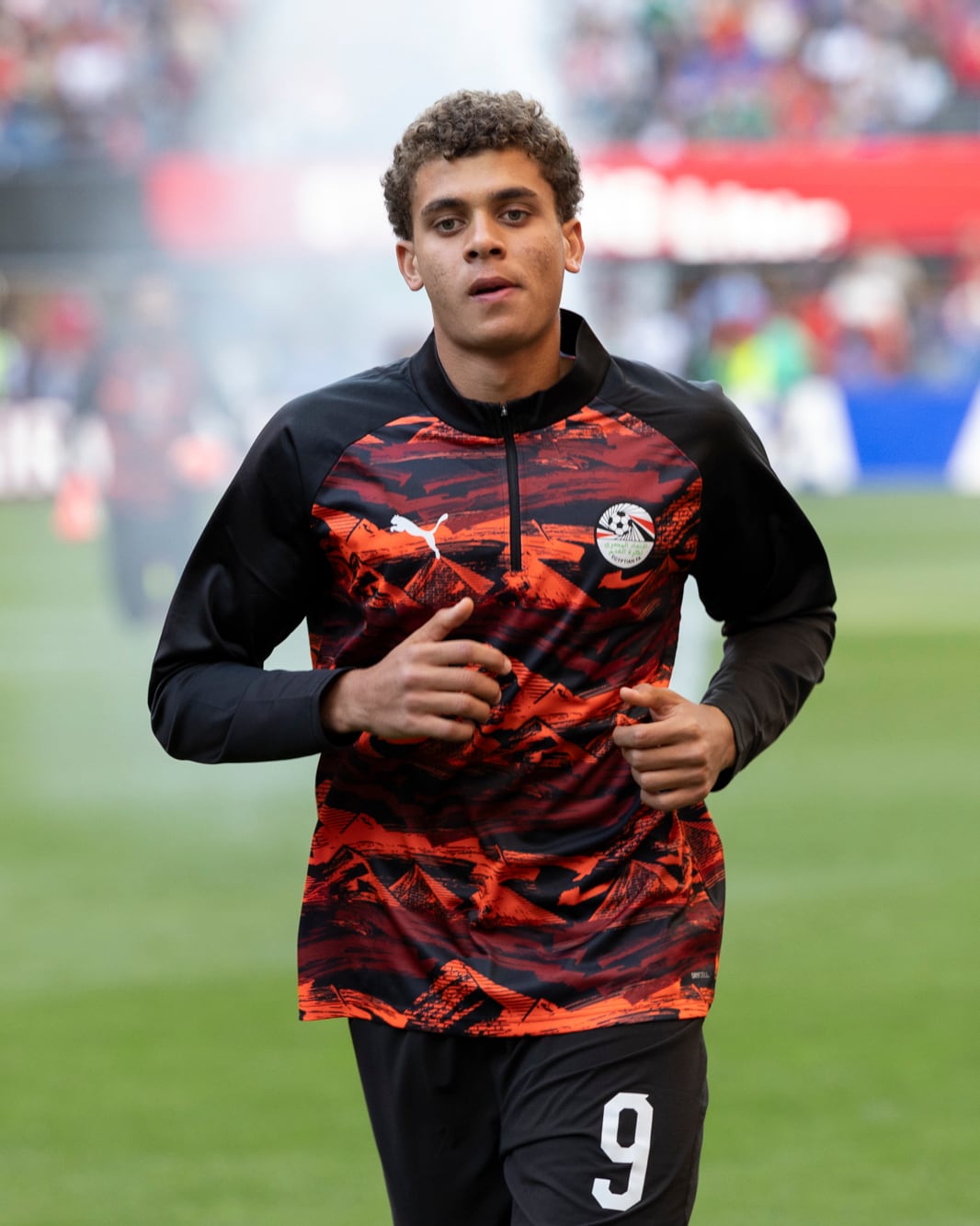 El delantero lleva la 9 en la espalda, pero es un delantero completo, al que le gusta bajar a participar del juego