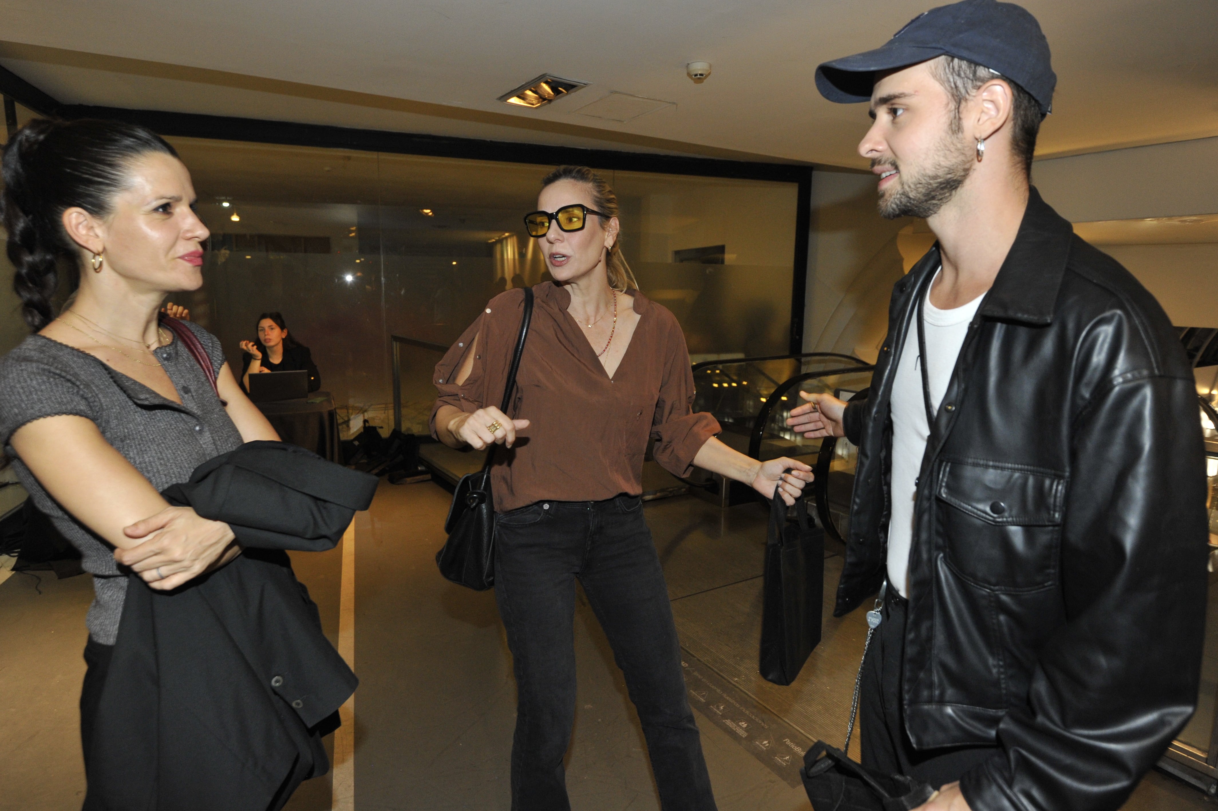 Violeta Urtizberea y Julieta Cardinali conversaron animadamente con Julián Cerati en la avant premiere de Pernsamiento lateral, el film de Mariano Hueter que cuenta con el protagónico de la actriz vasca Itziar Ituño