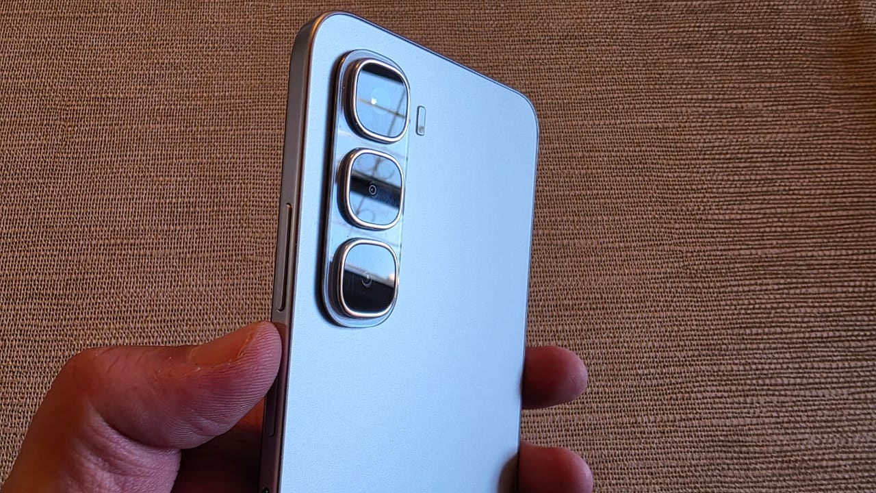 Probamos el Hot 60i de Infinix, un smartphone que viene lleno de accesorios