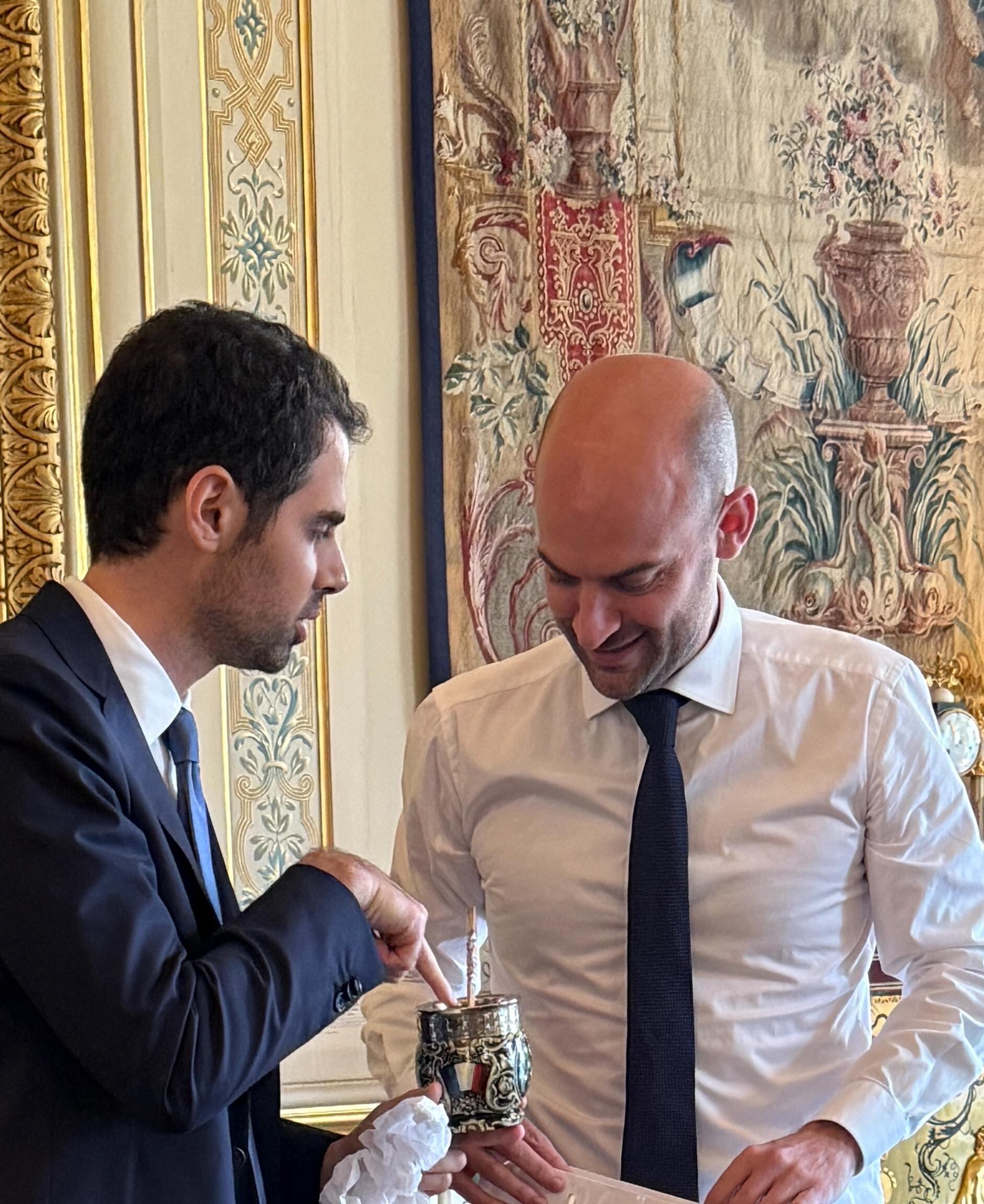 El embajador en Francia, Ian Sielecki, junto al canciller francés, Jean-Noël Barrot.